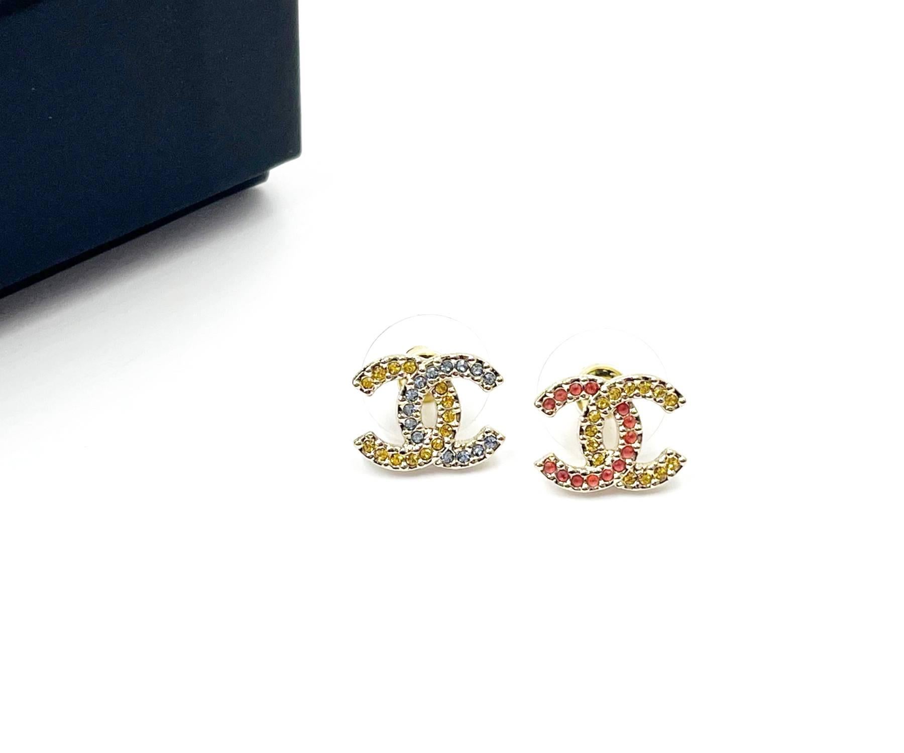 Chanel Brand New Gold CC Gelb Rosa Blau Asymmetrische Kristall Piercing Ohrringe (Kunsthandwerker*in) im Angebot
