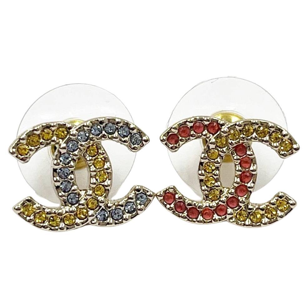 Chanel, boucles d'oreilles en or jaune, rose, bleu et cristal asymétriques CC, neuves en vente