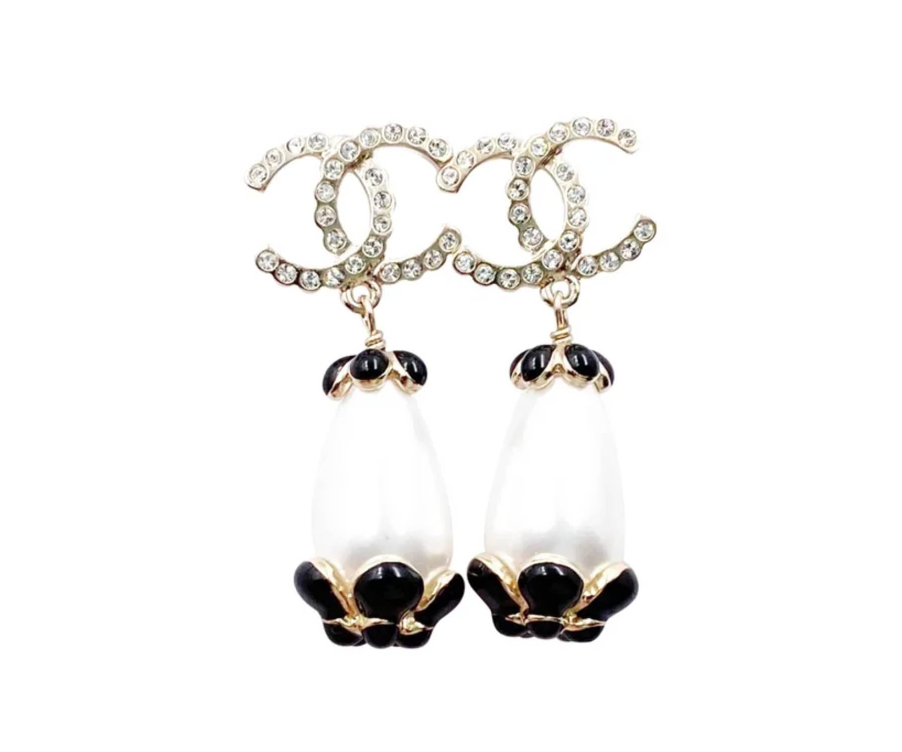 Chanel Brand New Gold Jakobsmuschel CC Schwarz Blume Perle Groß Piercing Ohrringe

*Markierung 21
*Hergestellt in Frankreich
*Lieferung mit Originalbeutel, Schachtel, Band, Broschüre und Anhänger
*Fabrikneu

-ca. 0,6″ x 1,75″.
-sehr