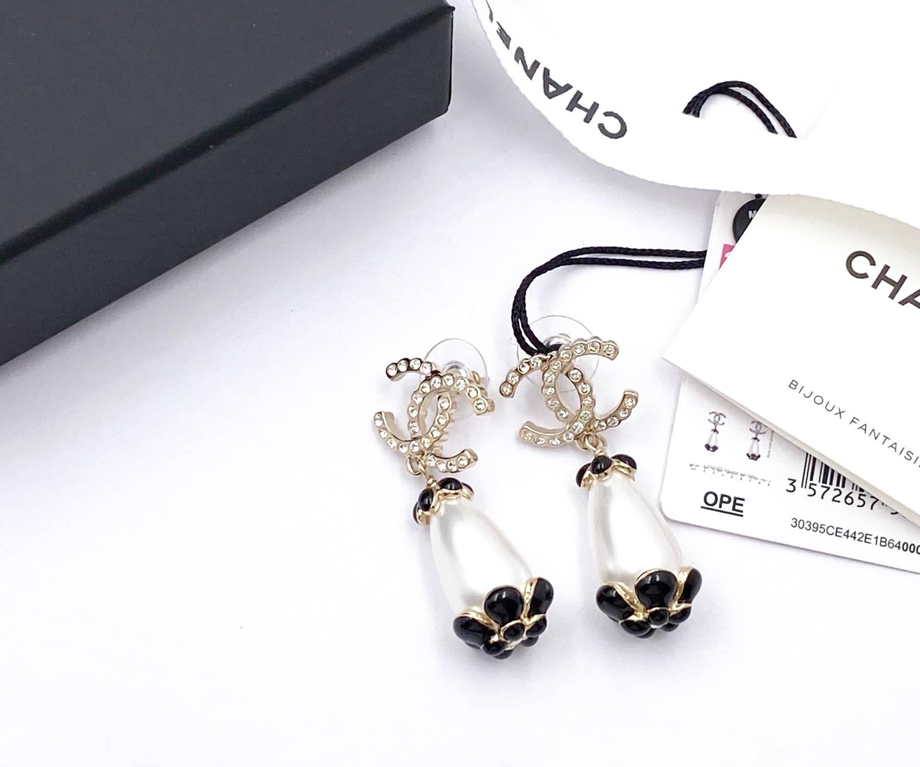 Chanel Brand New Gold Jakobsmuschel CC Schwarz Blume Perle Groß Piercing Ohrringe (Kunsthandwerker*in) im Angebot