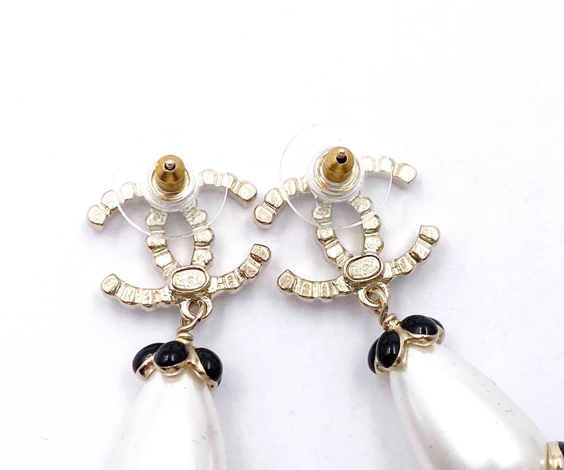 Artisan Chanel Brand New Gold Scallop CC Black Flower Pearl Large Piercing Earrings For Sale