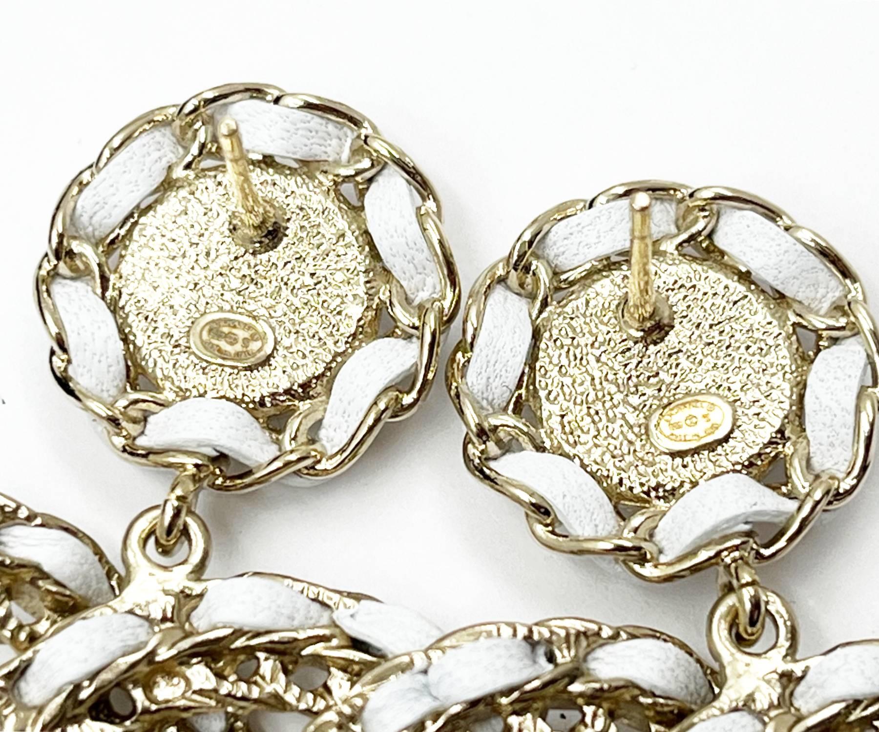 Chanel Brandne Gold-Weißes Leder CC-Ohrringe mit durchbrochenem Ohrring (Kunsthandwerker*in)