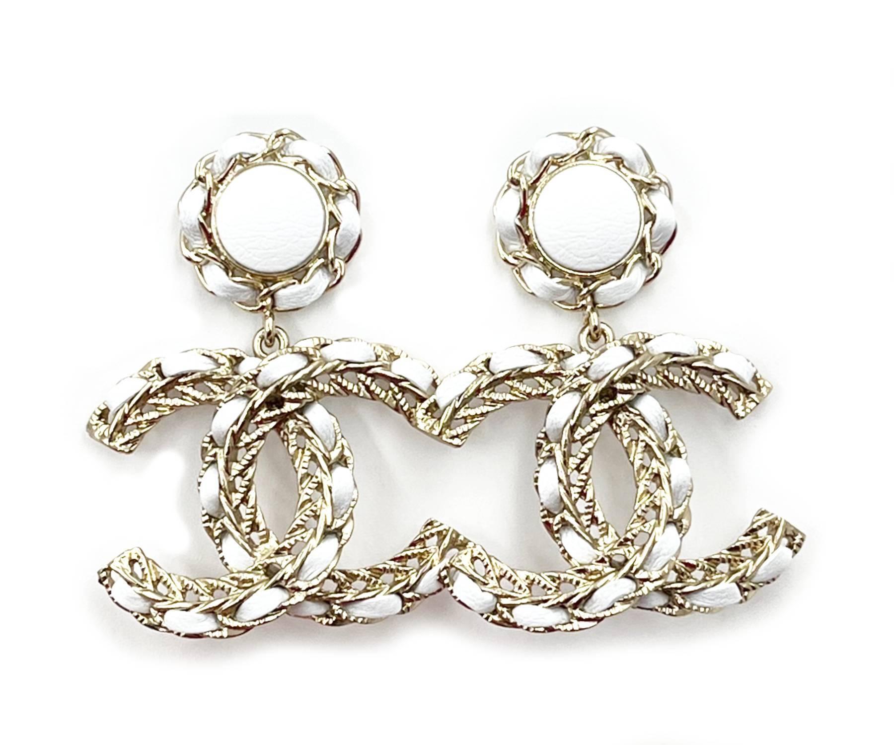 Chanel Brandne Gold-Weißes Leder CC-Ohrringe mit durchbrochenem Ohrring im Zustand „Neu“ in Pasadena, CA