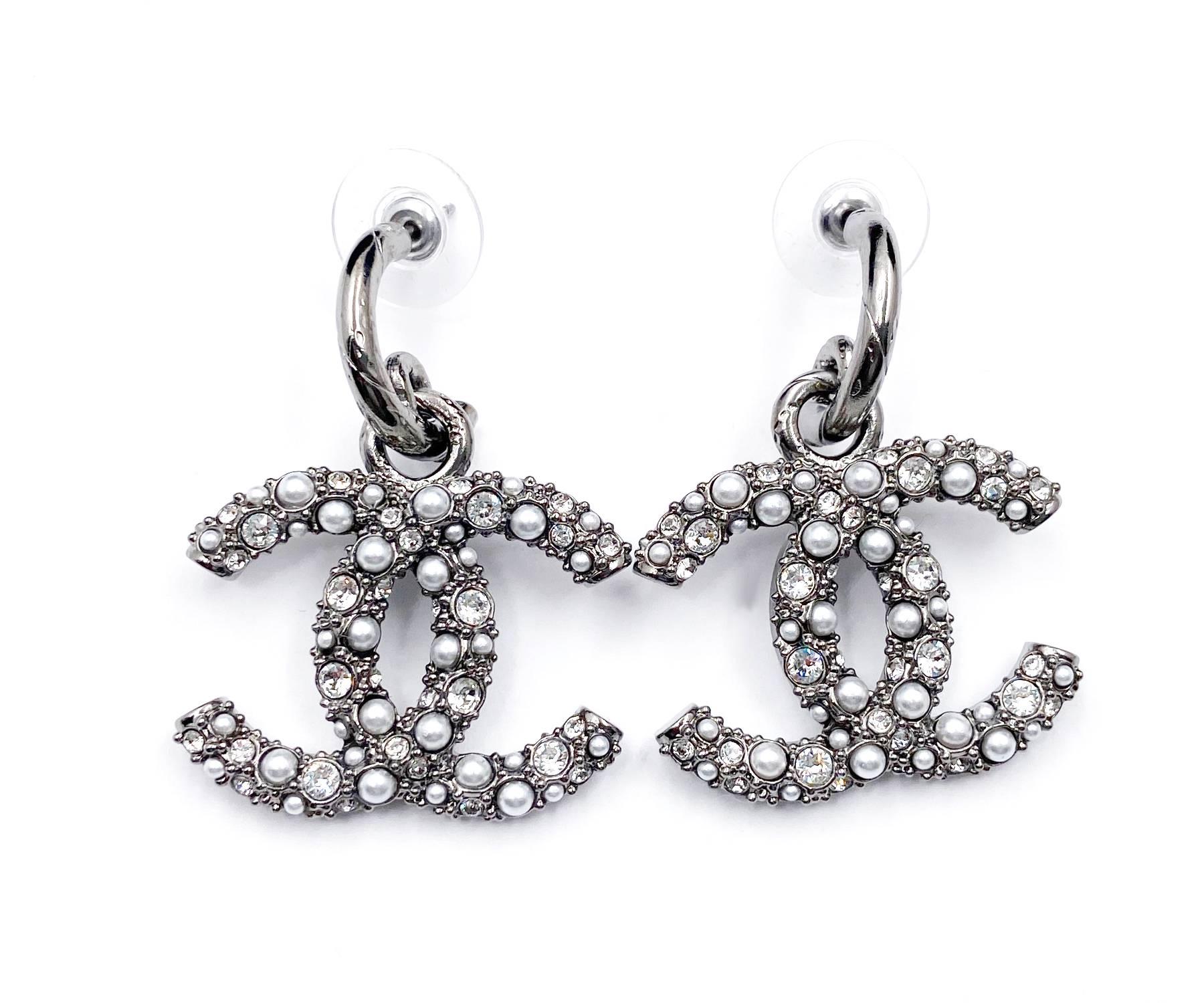 Chanel Brand New Grey CC Crystal Pearl XL Piercing Earrings

*Marked 20
*Made in France
*Comes with original box, pouch, booklet, ribbon and camellia
*Brand new

-Approximately 1.6″ x 1.5″
-Very gorgeous piece

10104-8240