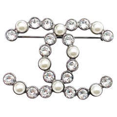 Chanel Broche en cristal et perles CC grises, état neuf  