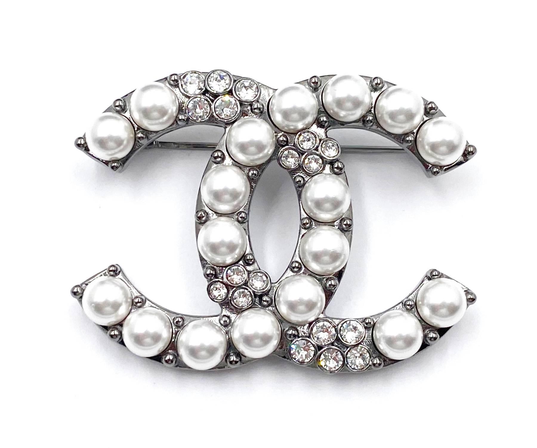 Chanel Brand New Gunmetal CC Crystal Pearl Brooch In New Condition In Pasadena, CA