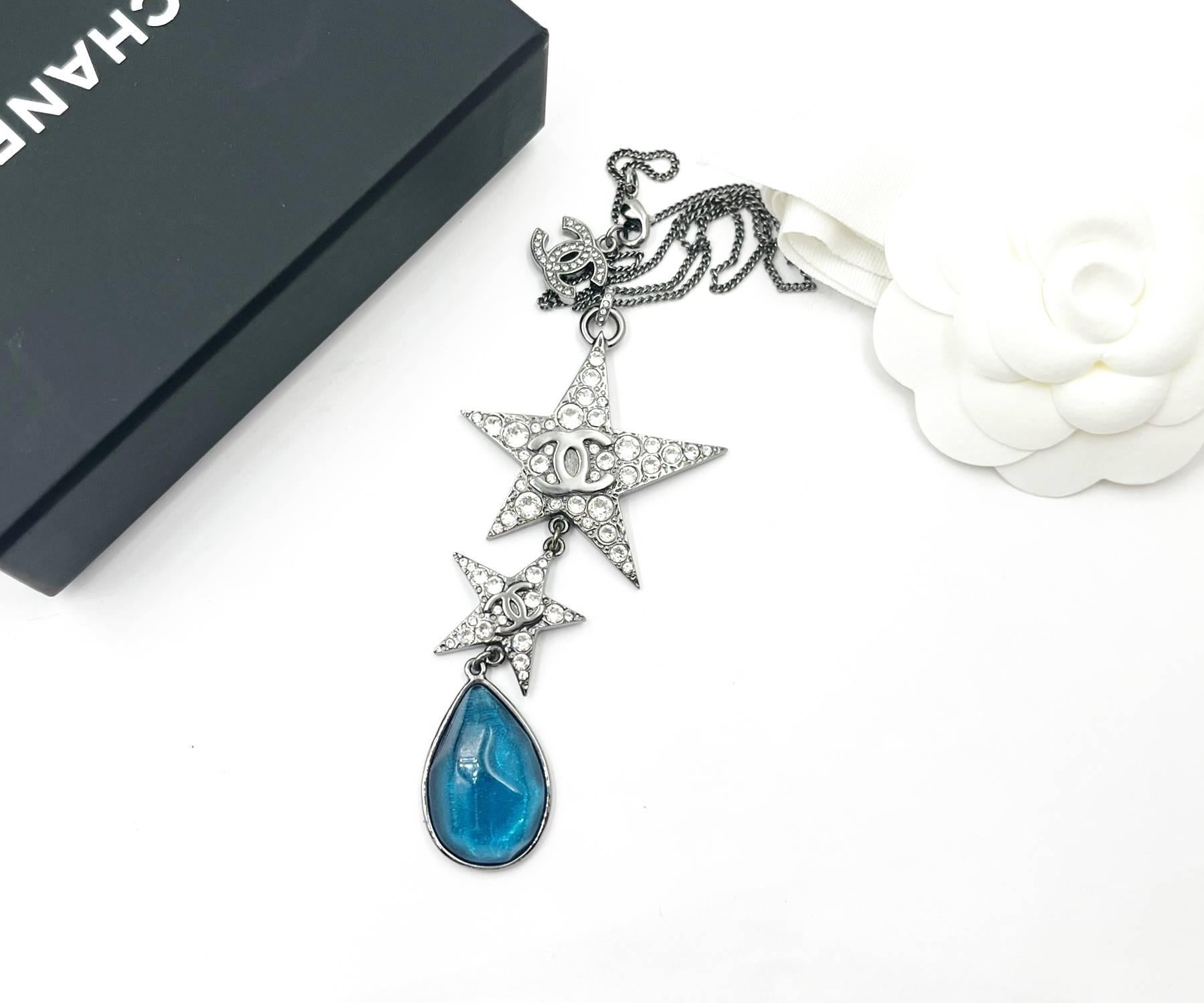 Chanel Brand New Gunmetal Star CC Blue Stone Tear Drop Large Pendant Choker Necklace

*Marked 22
*Made in Italy
*Comes with the original box, pouch, ribbon and camellia flower
*Brand New

-It is approximately 14″ long.
-The pendant is approximately