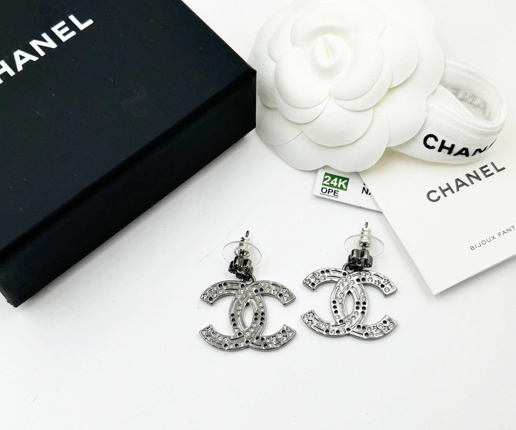 Contemporaneo Chanel &New Orecchini con piercing a forma di stella CC in metallo in vendita