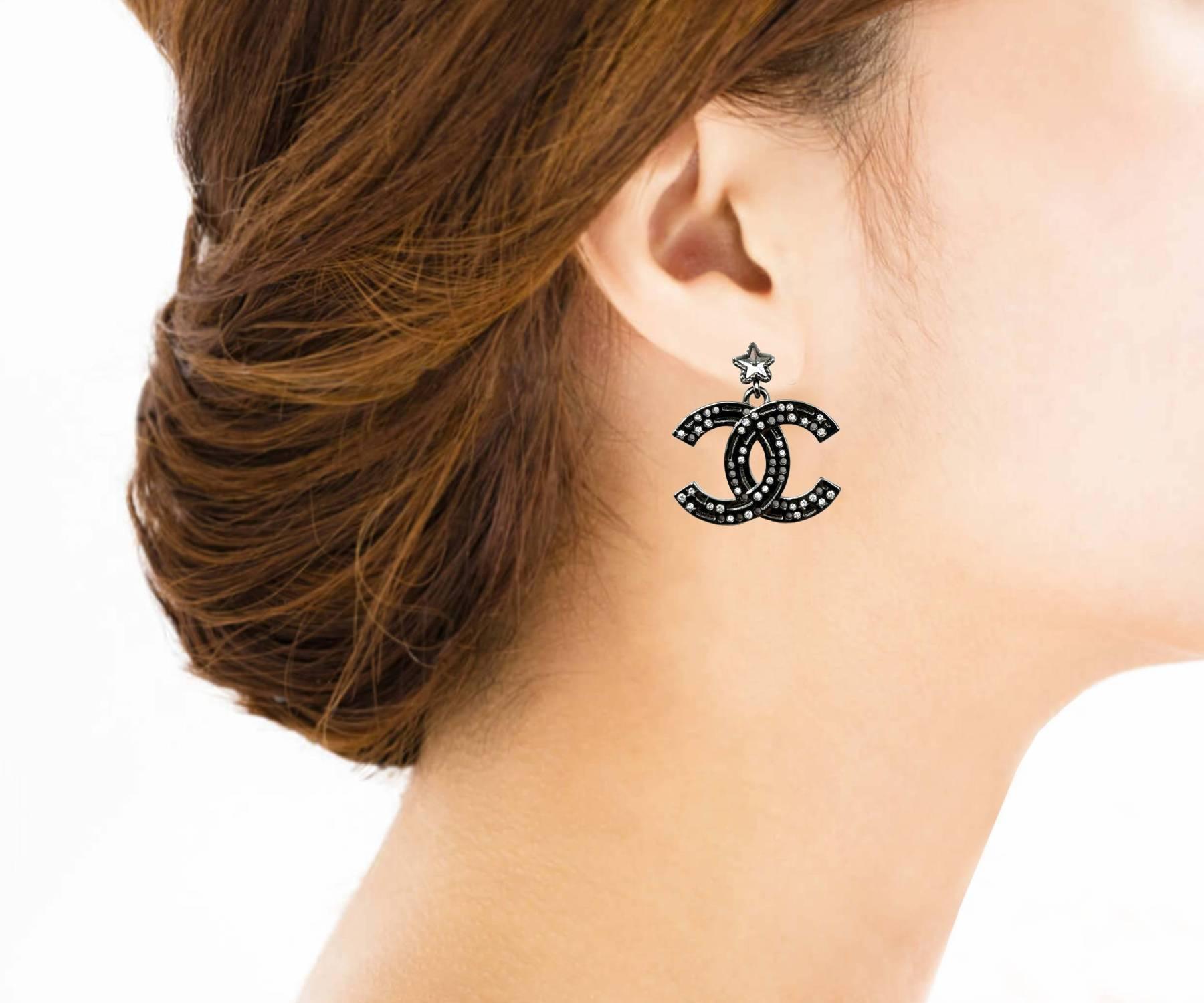 Chanel &New Orecchini con piercing a forma di stella CC in metallo In condizioni Nuovo in vendita a Pasadena, CA
