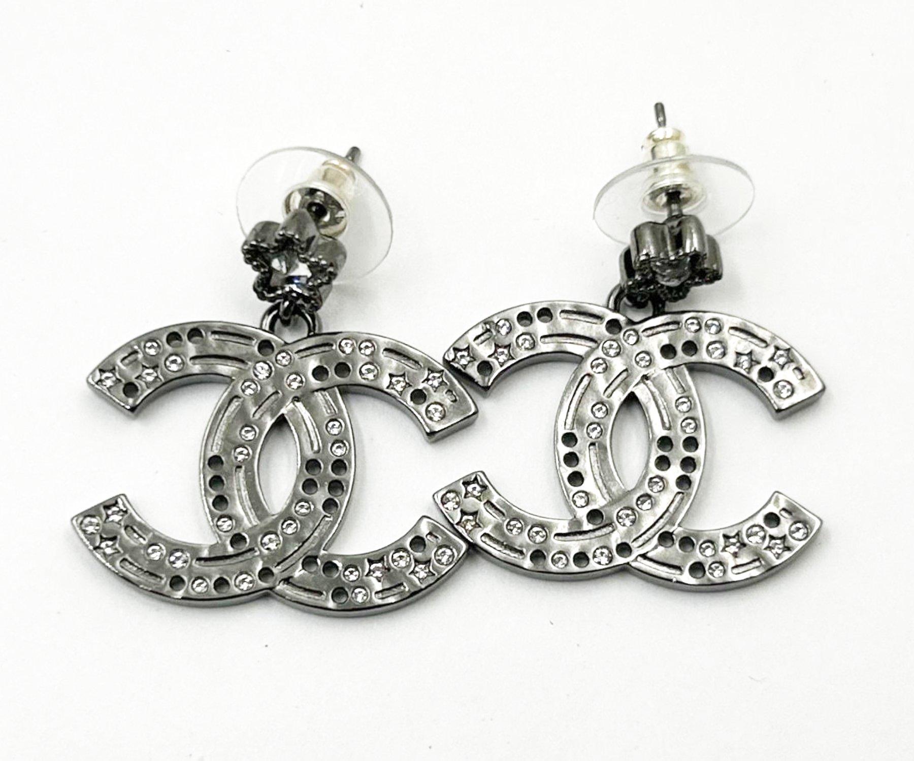 Donna Chanel &New Orecchini con piercing a forma di stella CC in metallo in vendita