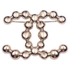 Chanel Broche CC en perles d'or clair, état neuf 