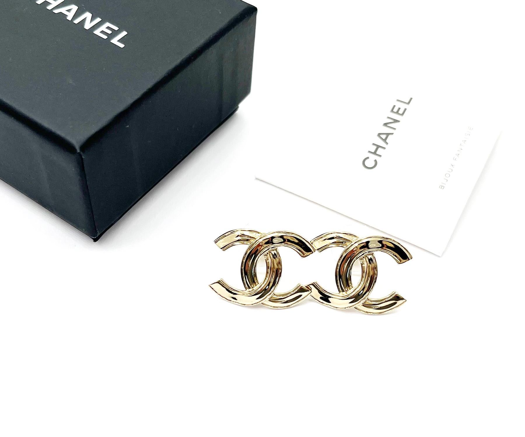Chanel Brand New Light Gold Textured CC Large Piercing Ohrringe (Kunsthandwerker*in) im Angebot