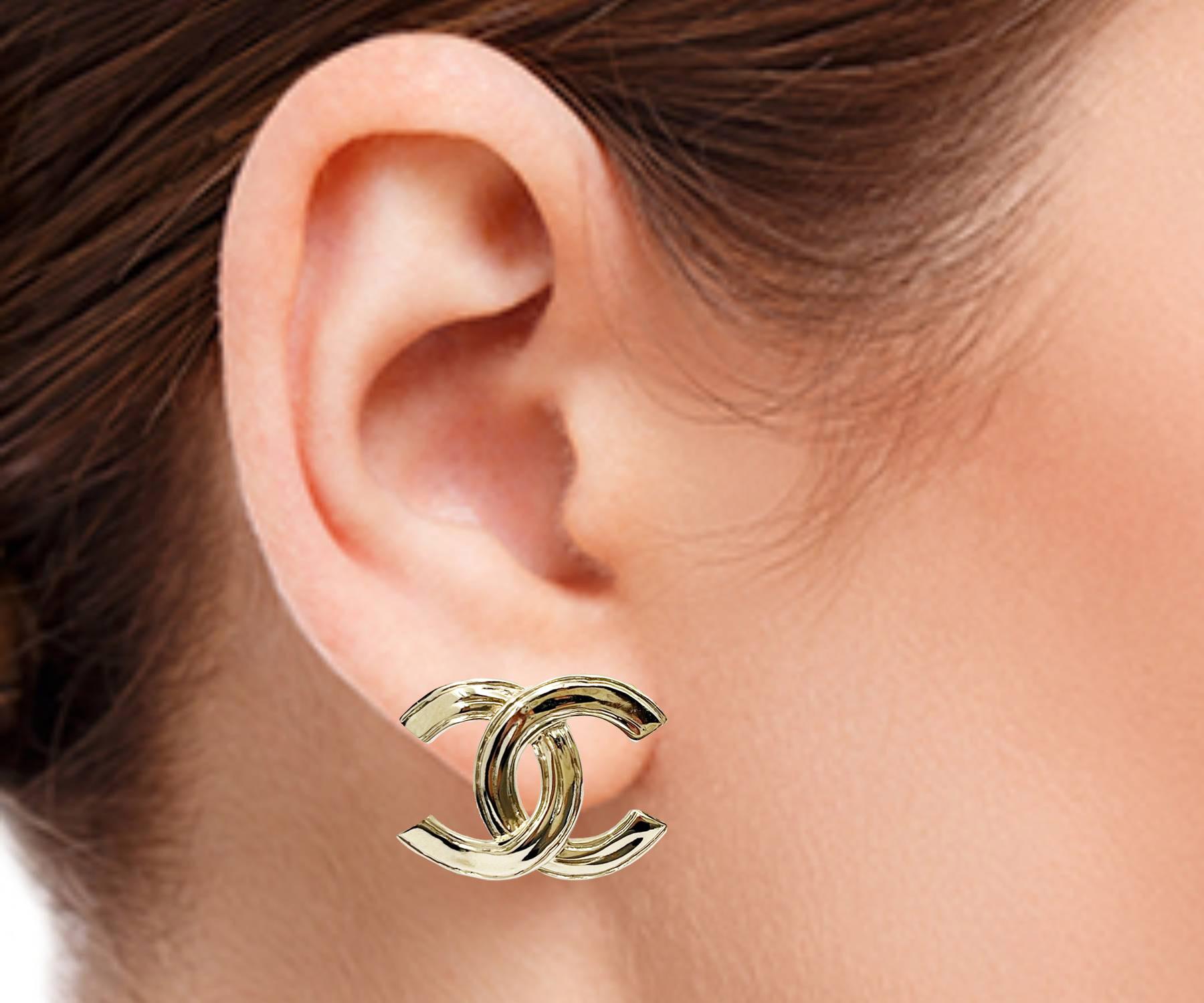 Chanel Brand New Light Gold Textured CC Large Piercing Earrings In Excellent Condition For Sale In Pasadena, CA