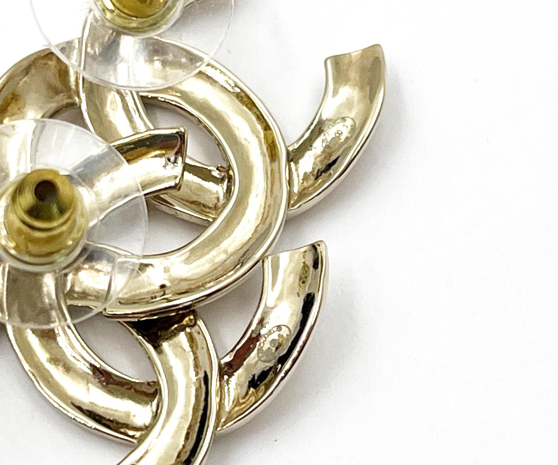 Chanel Brand New Light Gold Textured CC Large Piercing Ohrringe Damen im Angebot