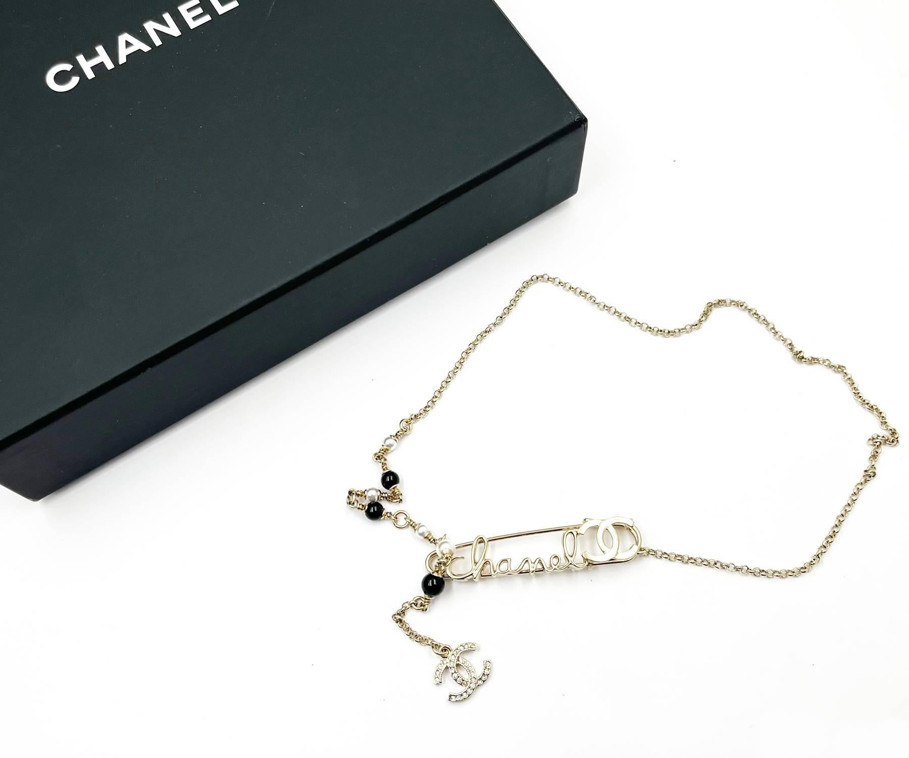 Chanel Brand New Rare Light Gold Safety Pin Perlenkette

* Markiert 22
* Hergestellt in Frankreich
* Kommt mit dem Anhänger, der Originalverpackung und dem Etui
*Fabrikneu

-Ungefähr 18″ lang
-Der große Anhänger ist etwa 2,25″ x 0,5″ groß.
-sehr