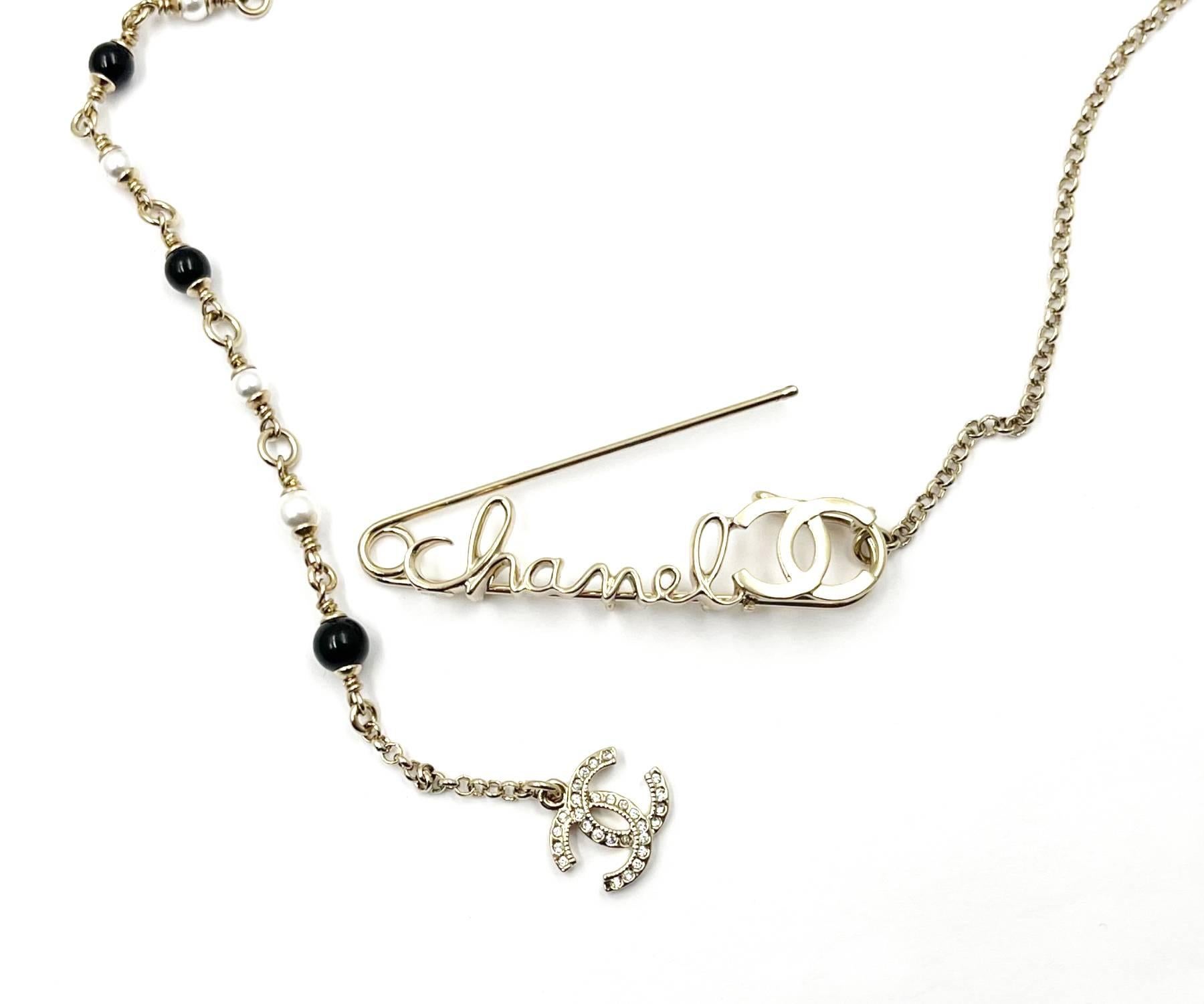 Artisan Chanel, collier de perles de sécurité en or clair avec épingle, état neuf en vente