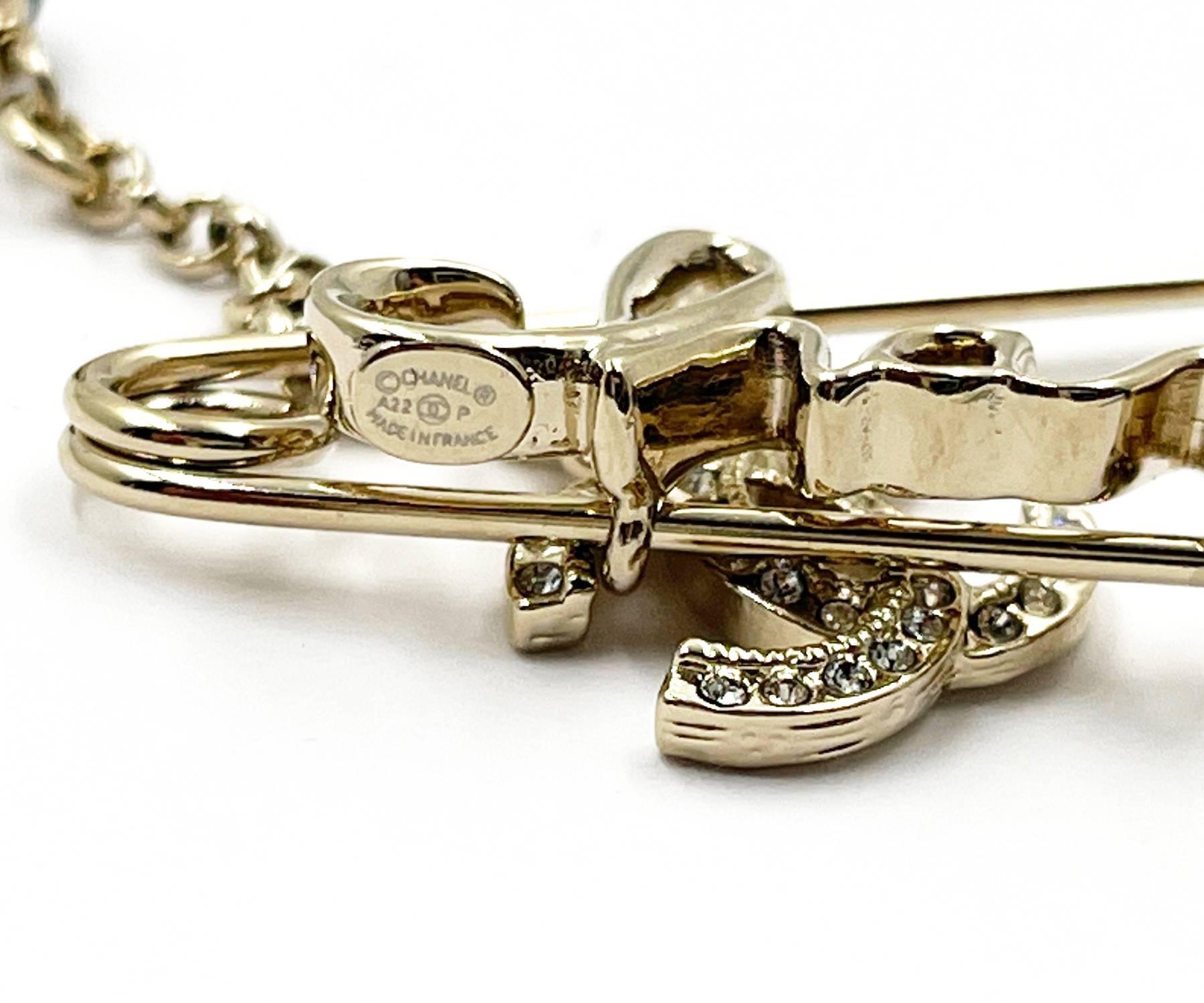 Chanel, collier de perles de sécurité en or clair avec épingle, état neuf Excellent état - En vente à Pasadena, CA