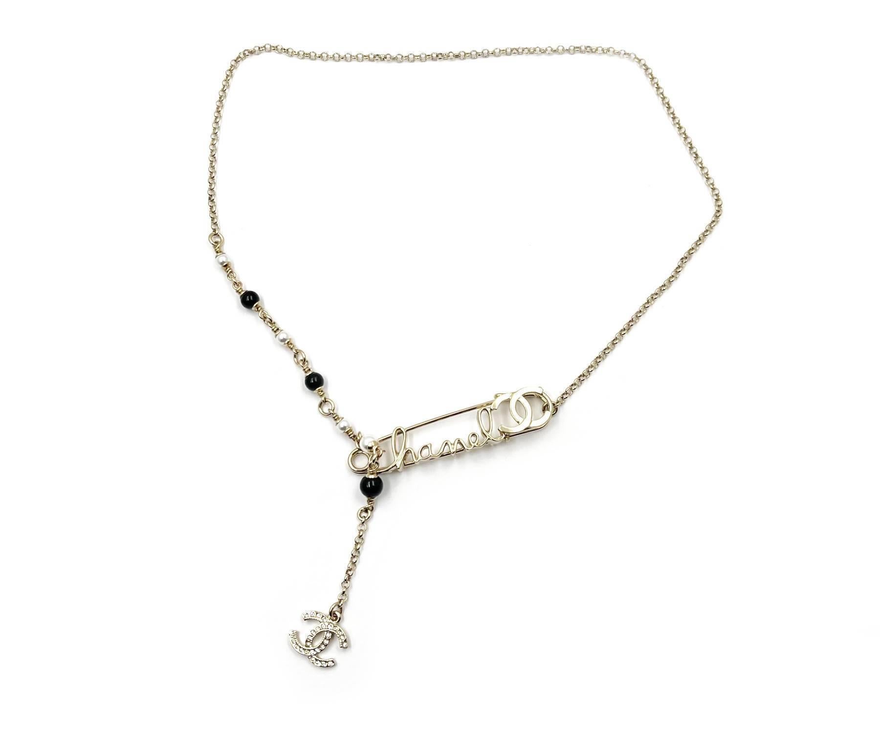 Chanel, collier de perles de sécurité en or clair avec épingle, état neuf Pour femmes en vente