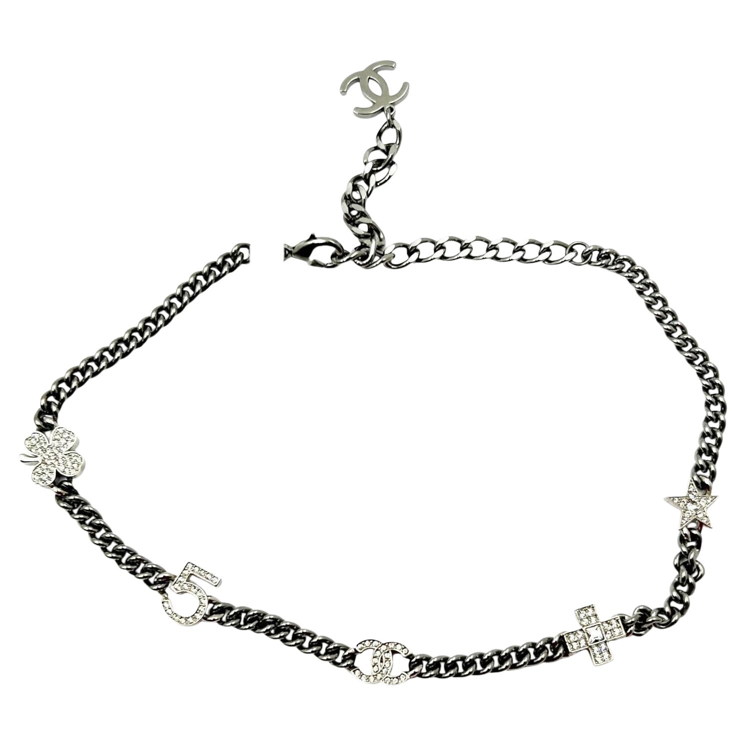 Chanel Nuevo Collar Gargantilla Cadena Gris Plata 5 Motivos Cristales en venta