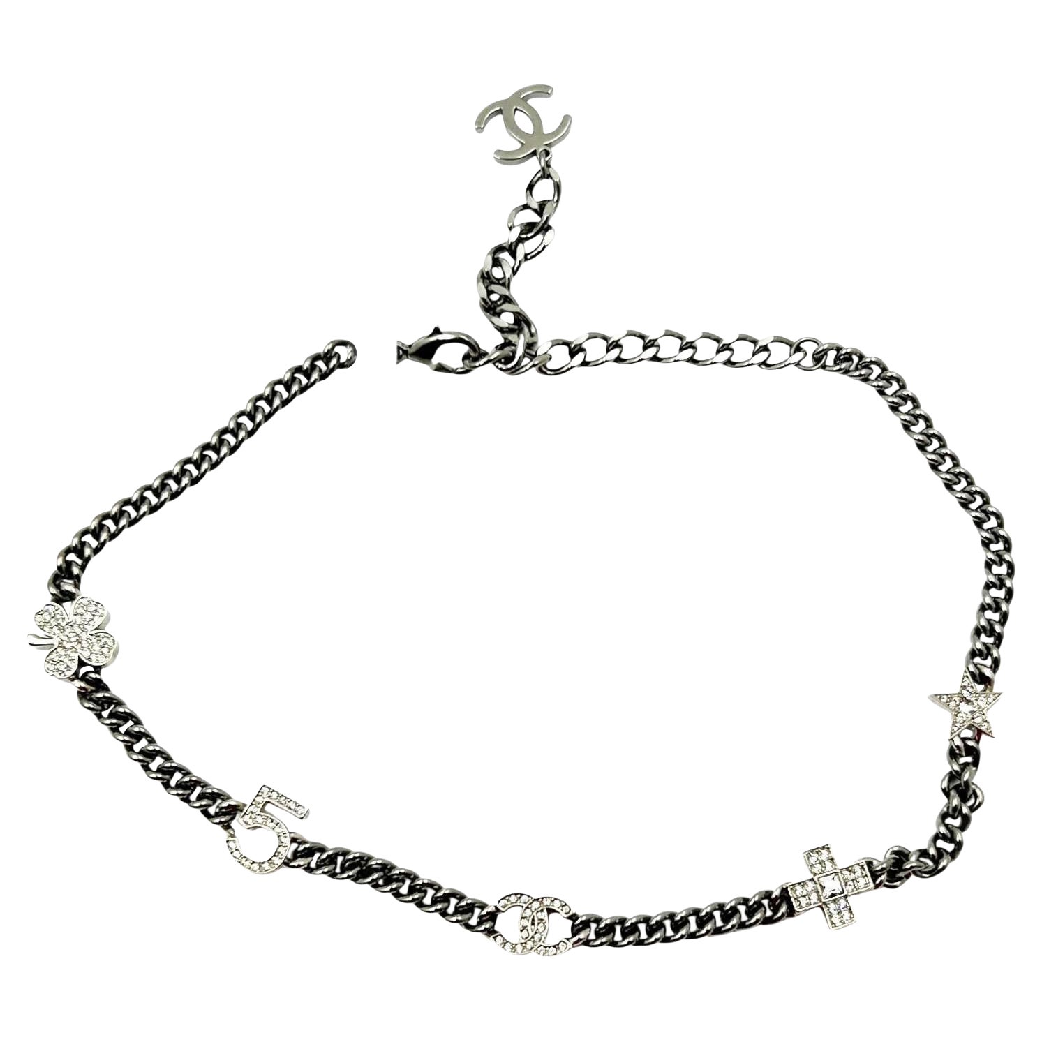 Chanel Collana girocollo in argento con 5 motivi di cristallo e catena grigia