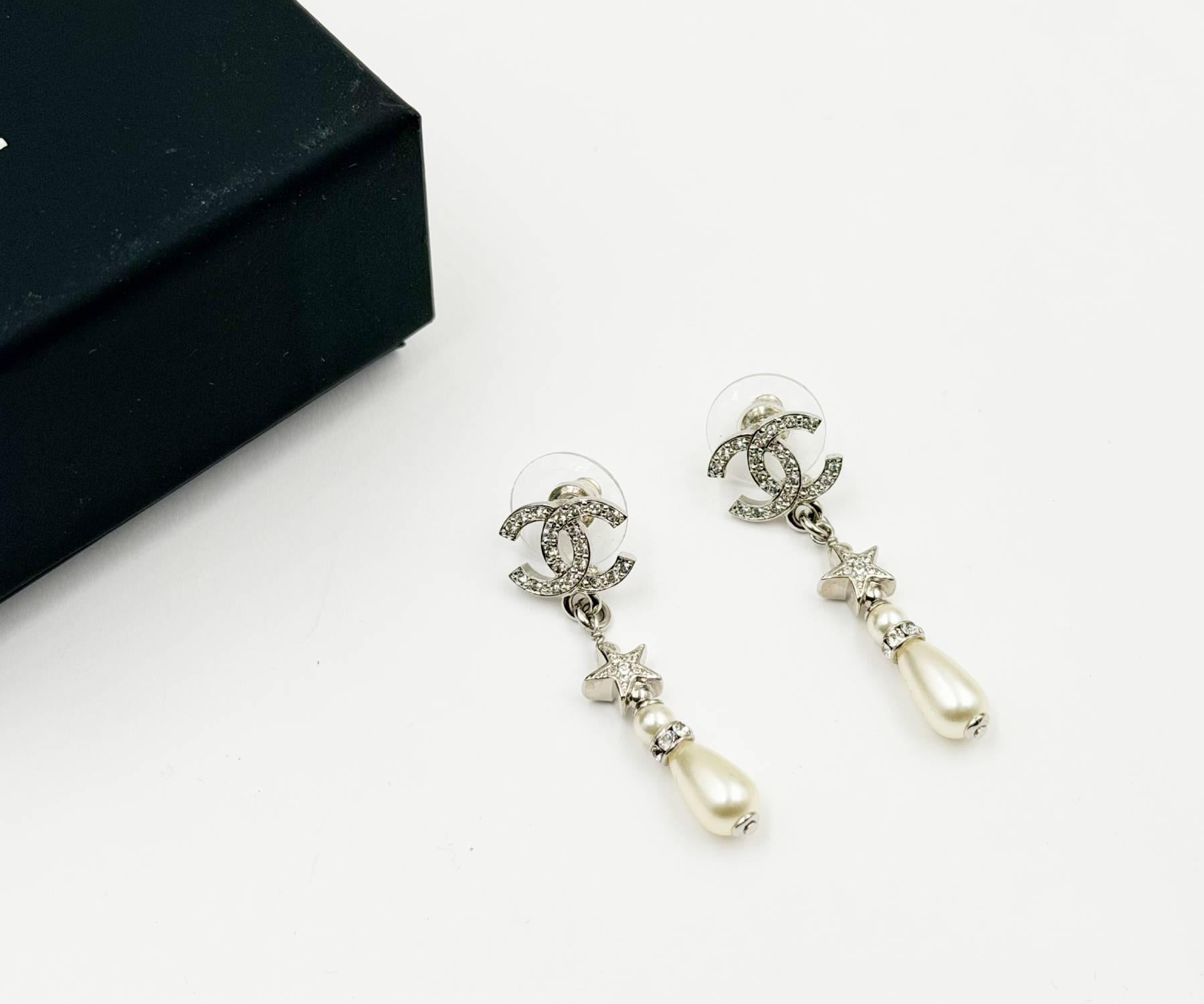 Artigiano A. Silver &New Orecchini a goccia di perle con stella di cristallo CC Chanel in vendita