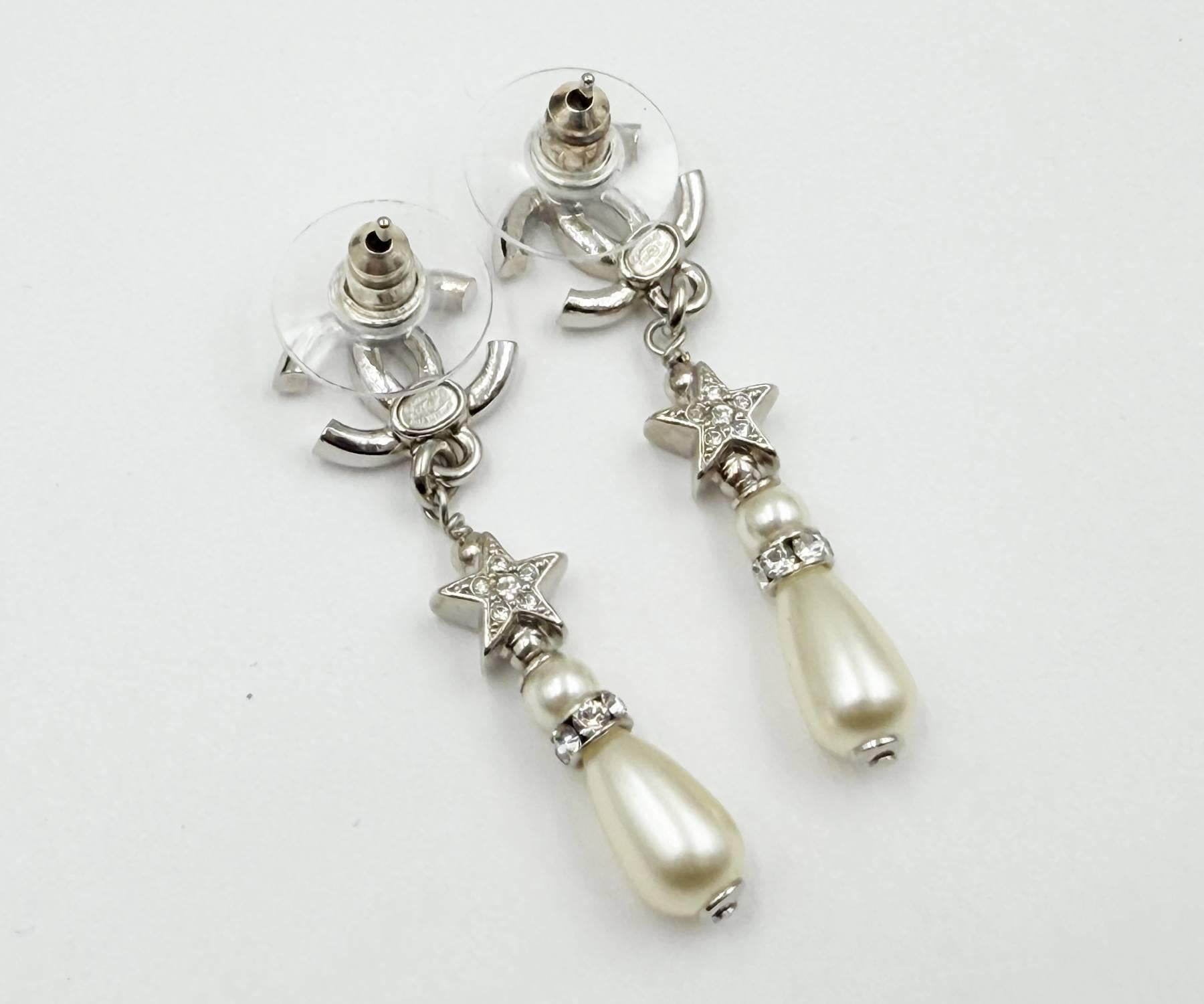 A. Silver &New Orecchini a goccia di perle con stella di cristallo CC Chanel in vendita 1