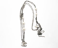 Chanel, collier à plusieurs chaînes en argent, émail, cristal et perles CC, neuf