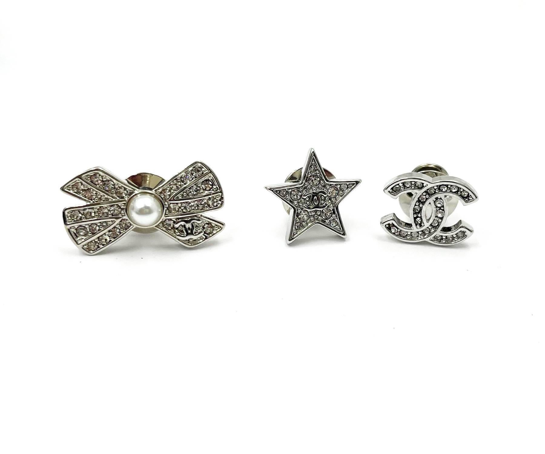 Chanel Brand New Silver CC Star Bow Crystal 3 Pins In New Condition For Sale In Pasadena, CA