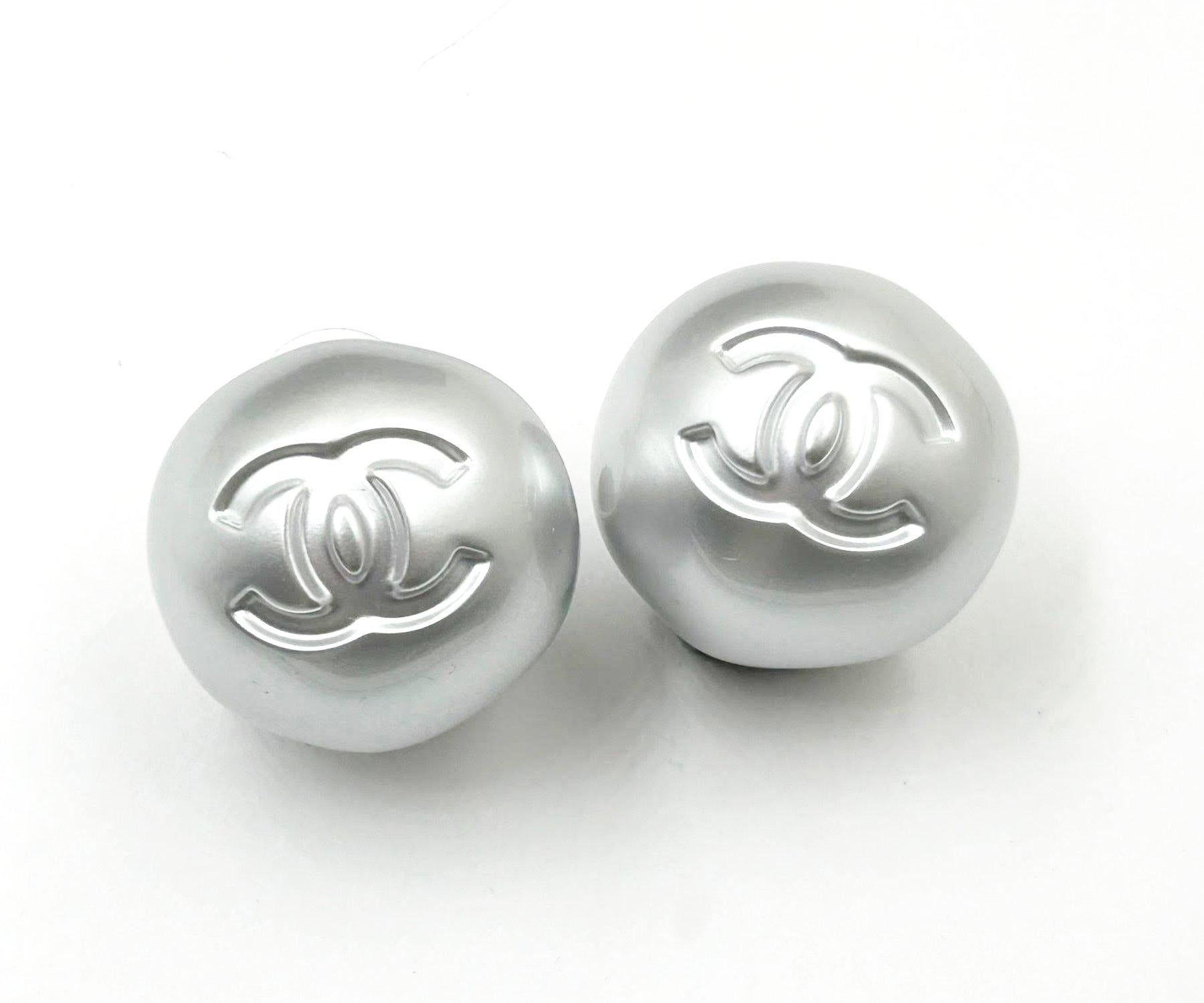 Chanel Brand New Silver Futurist Giant Piercing Earrings

*Marked 25
*Made in Italy
*Comes with the original tag, booklet, camellia flower and ribbon

-It is approximately 1.1″ x 1.1