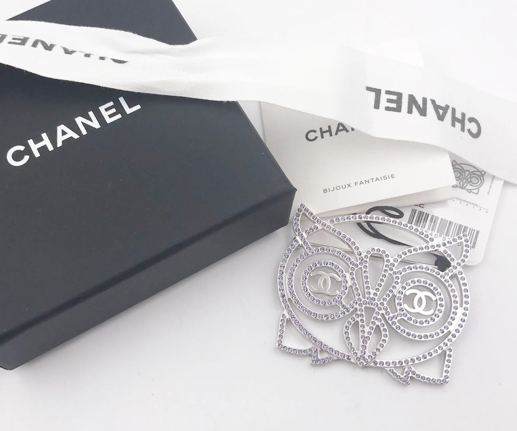Chanel Brand New Silver Owl Light Lavender Crystal Brooch

*Marked 18
*Comes with original box, pouch, booklet, tag and ribbon
*Brand New

-Approximately 2.25″ x 1.75″
-Very chic and cute

19104-5108

