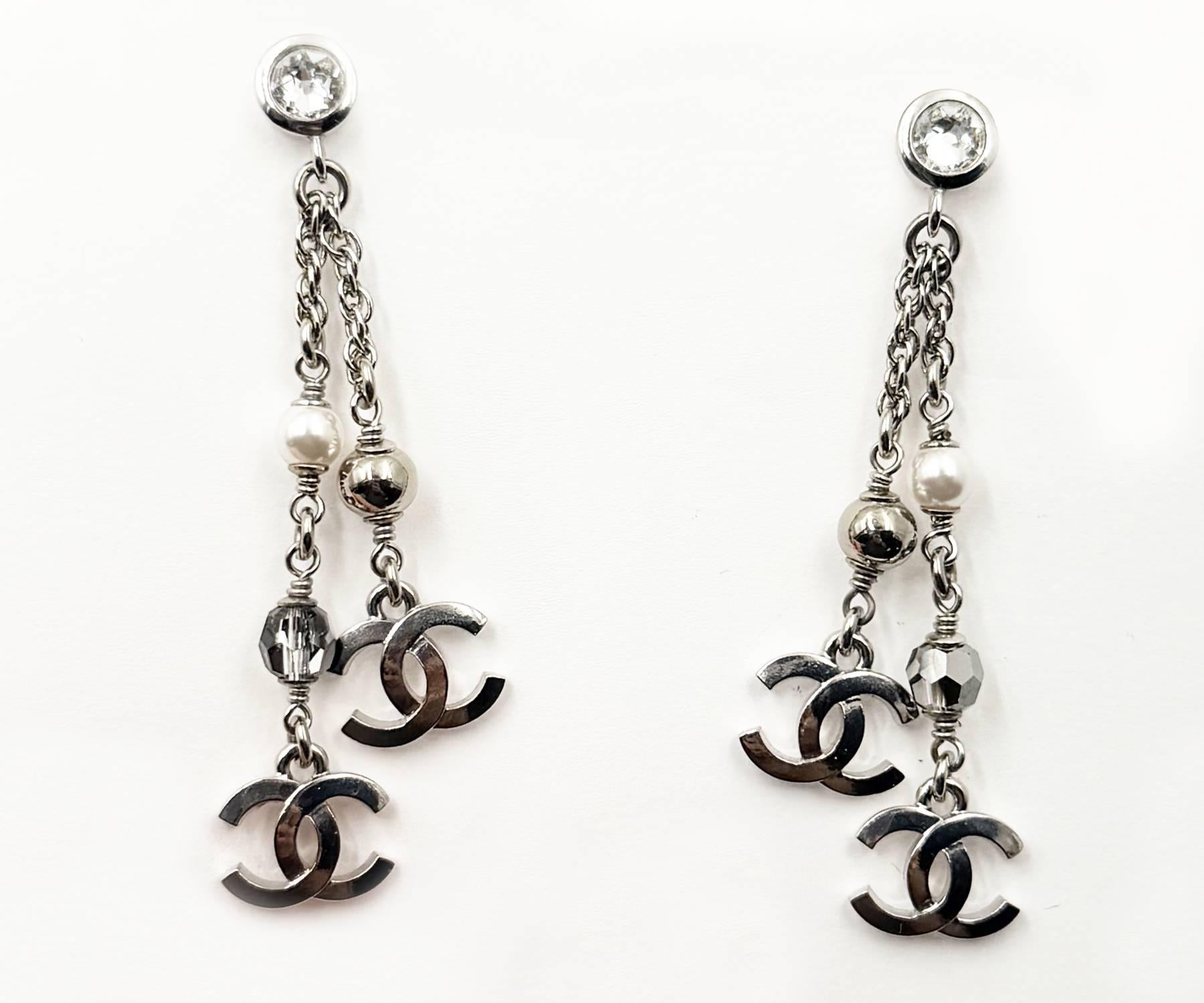 Chanel Nuovo Argento Orecchini pendenti tondi con perle e cristalli d'argento CC

* Segnato 24
*Fatto in Francia
*Viene fornito con la scatola e l'astuccio originali
*Nuovo di zecca

- Misura circa 2,25