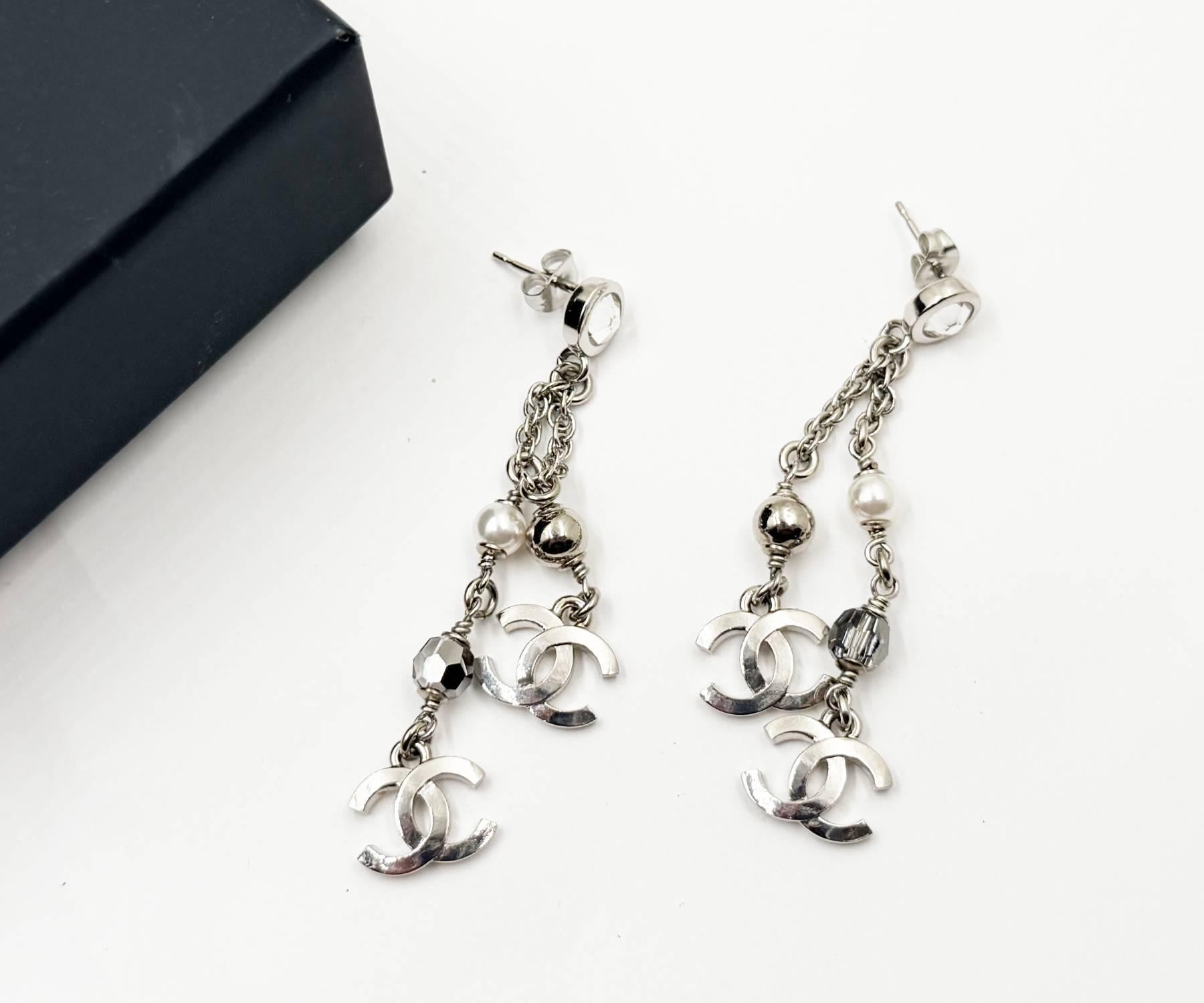 Contemporaneo Chanel Nuovo Argento Orecchini pendenti tondi con perle e cristalli d'argento CC in vendita