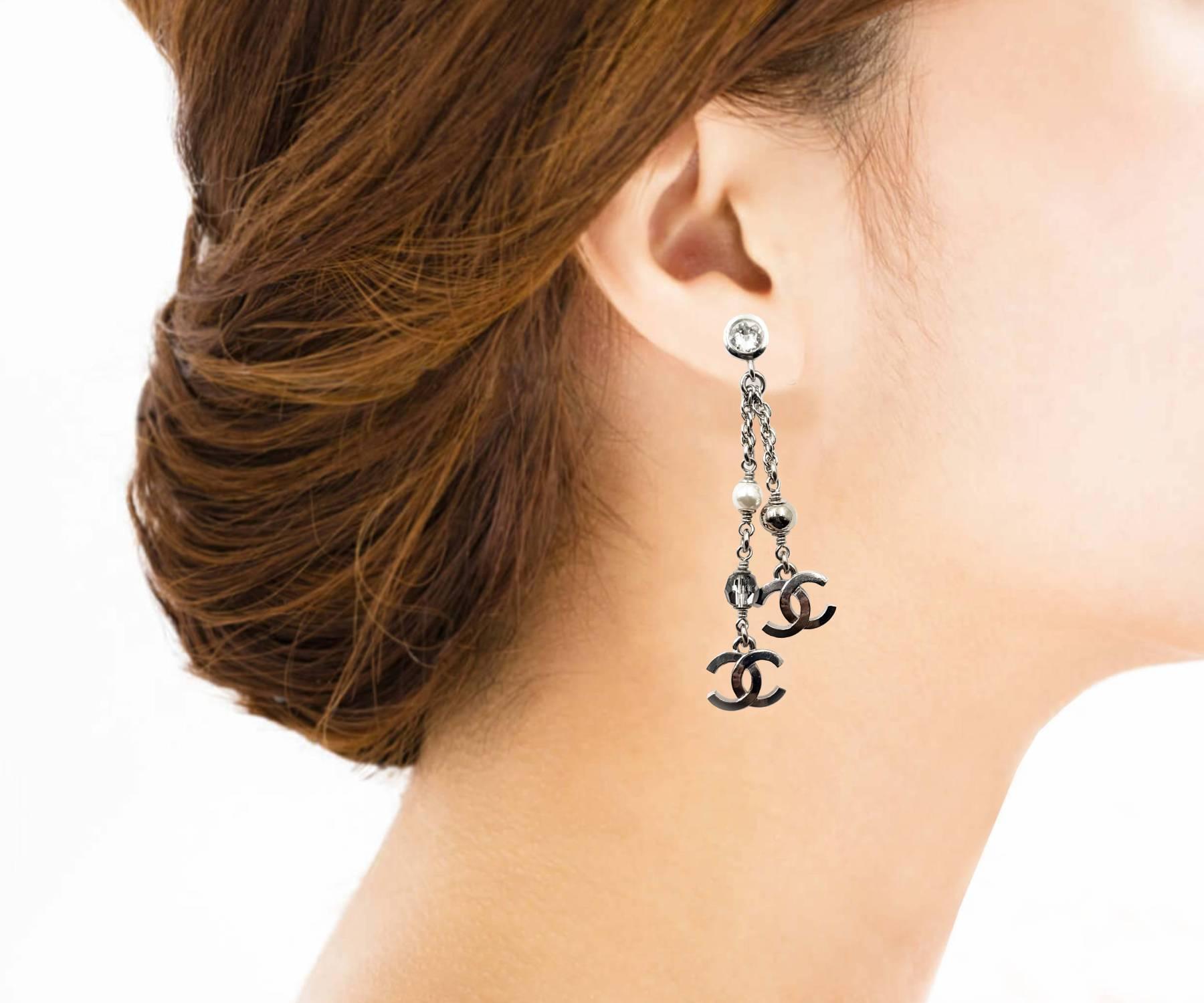 Chanel Nuovo Argento Orecchini pendenti tondi con perle e cristalli d'argento CC In condizioni Nuovo in vendita a Pasadena, CA