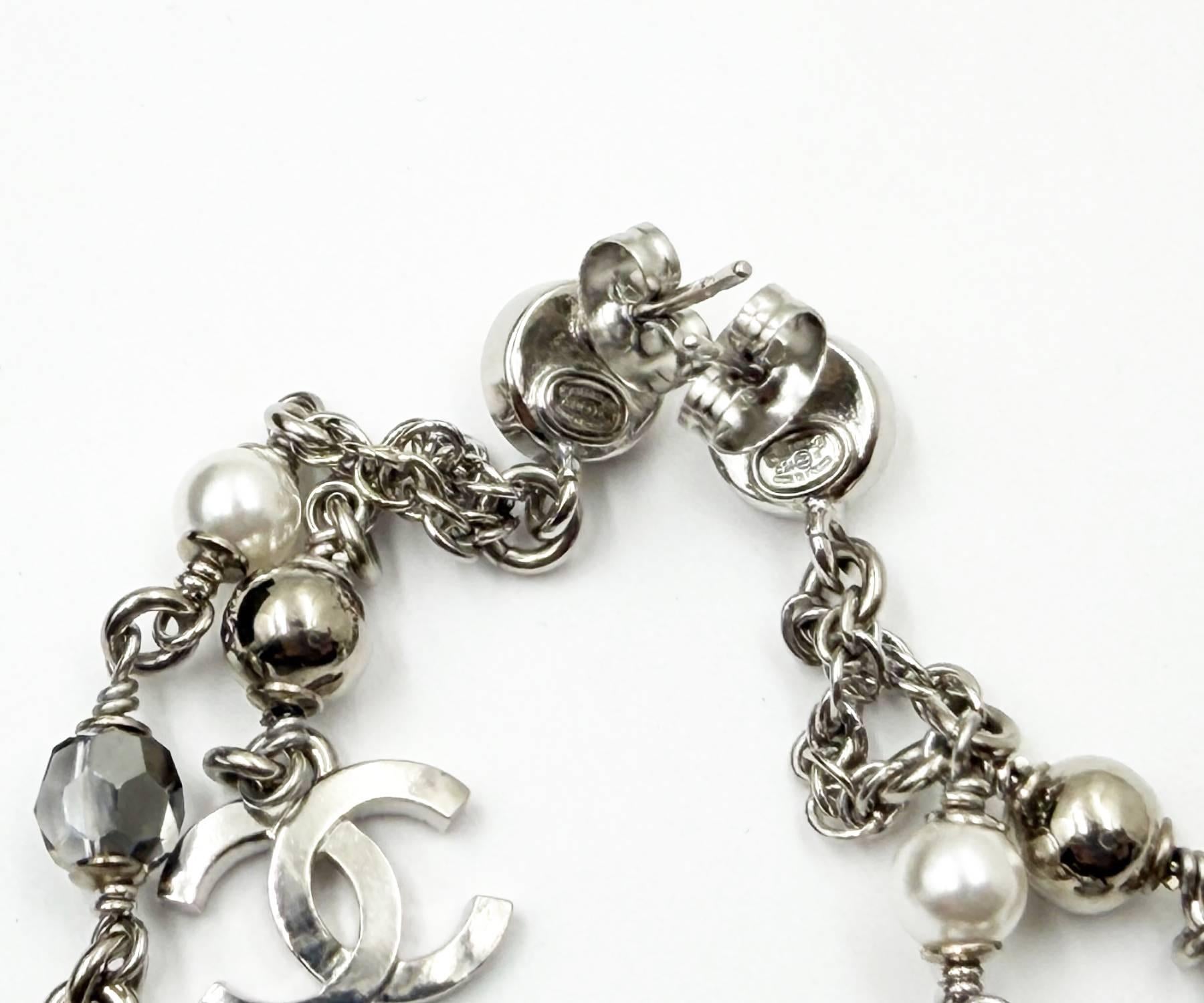 Uomo Chanel Nuovo Argento Orecchini pendenti tondi con perle e cristalli d'argento CC in vendita