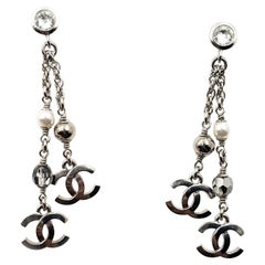 Chanel Nuovo Argento Orecchini pendenti tondi con perle e cristalli d
argento CC