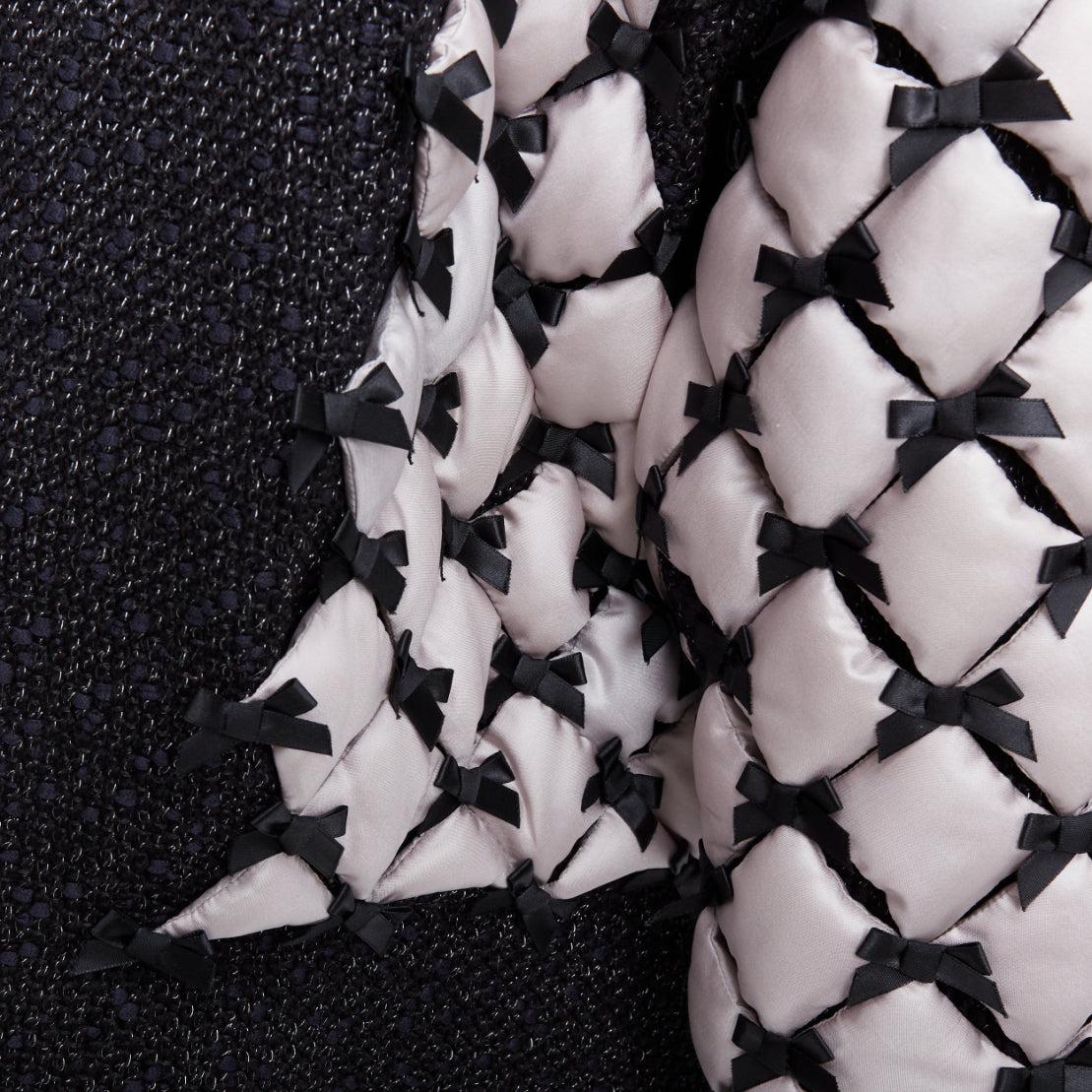 Chanel Brasserie Runway giacca nera in tweed bianco trapuntata tromp loeil a strati in vendita 5