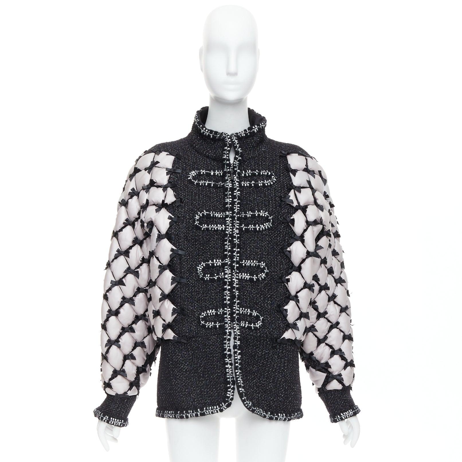 Chanel Brasserie Runway giacca nera in tweed bianco trapuntata tromp loeil a strati in vendita 9