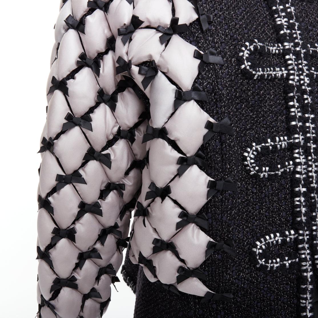 raro Chanel 15A Brasserie Runway nero tweed bianco trapuntato tromp loeil stratificato giacca FR50
Riferimento: BMPA/A00265
Marchio: Chanel
Designer: Karl Lagerfeld
Collection'S: 15A Metiers d'Art Paris-Salzburg  Look 1 - Passerella
Visto su: CARA