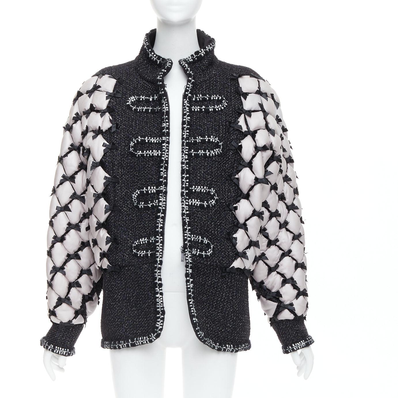 Nero Chanel Brasserie Runway giacca nera in tweed bianco trapuntata tromp loeil a strati in vendita