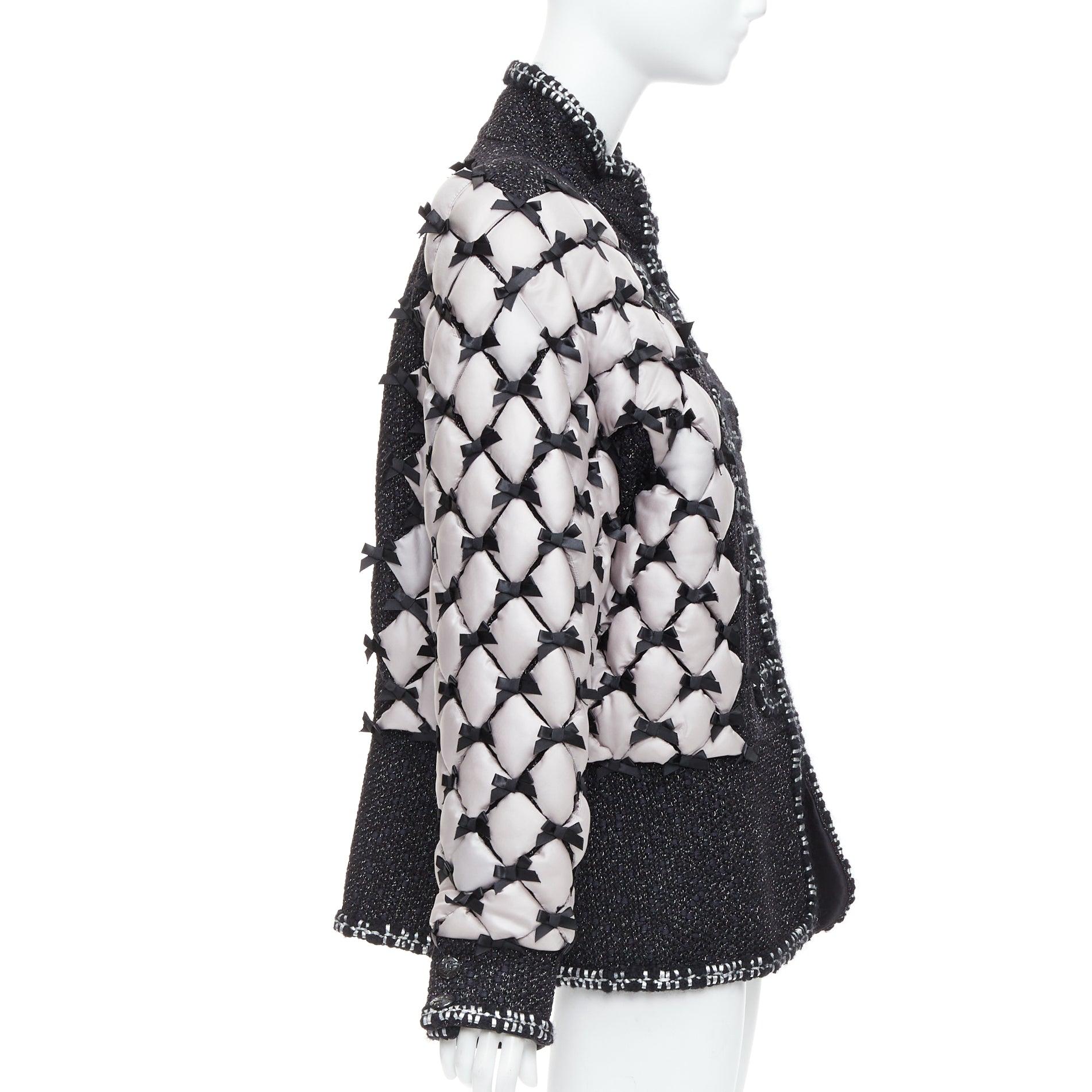 Donna Chanel Brasserie Runway giacca nera in tweed bianco trapuntata tromp loeil a strati in vendita
