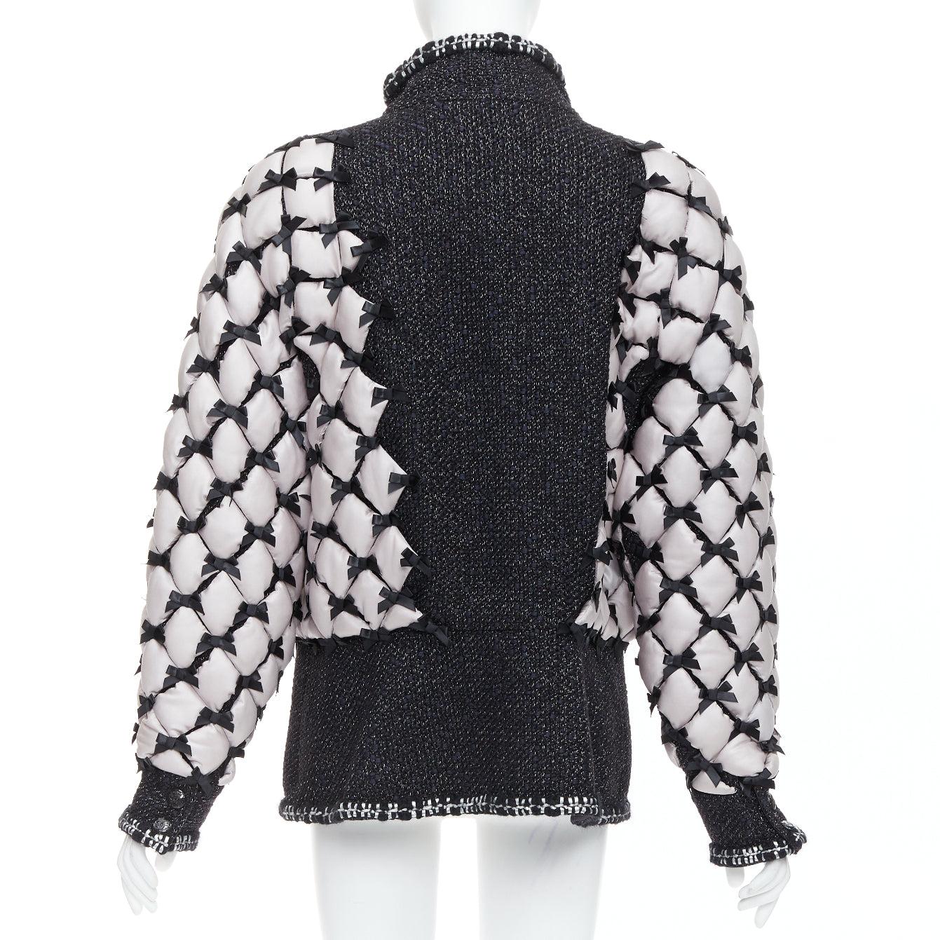 Chanel Brasserie Runway giacca nera in tweed bianco trapuntata tromp loeil a strati in vendita 1