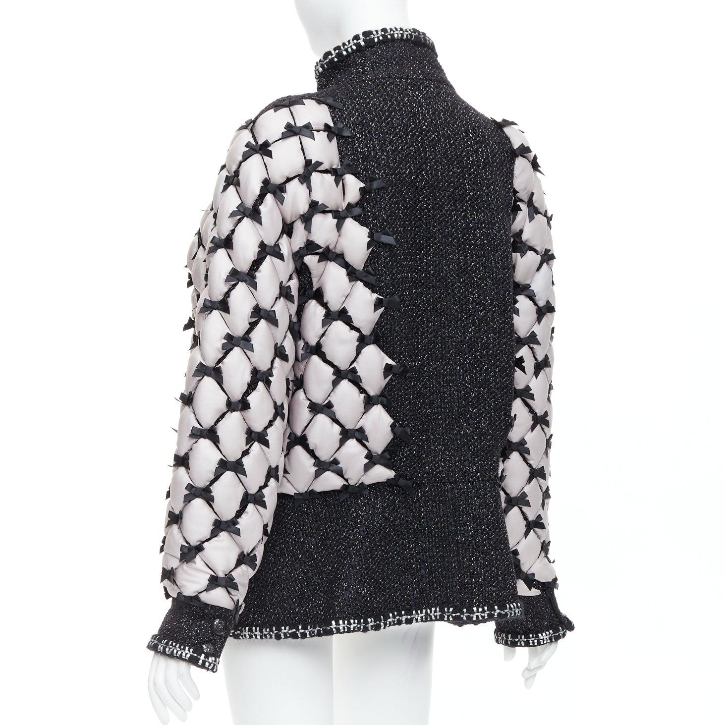 Chanel Brasserie Runway giacca nera in tweed bianco trapuntata tromp loeil a strati in vendita 2