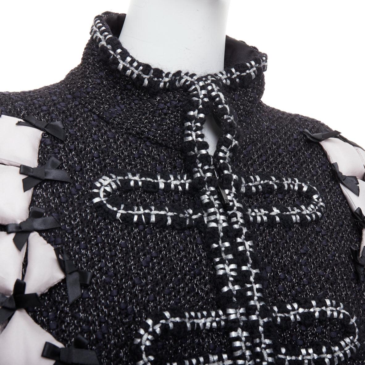 Chanel Brasserie Runway giacca nera in tweed bianco trapuntata tromp loeil a strati in vendita 3