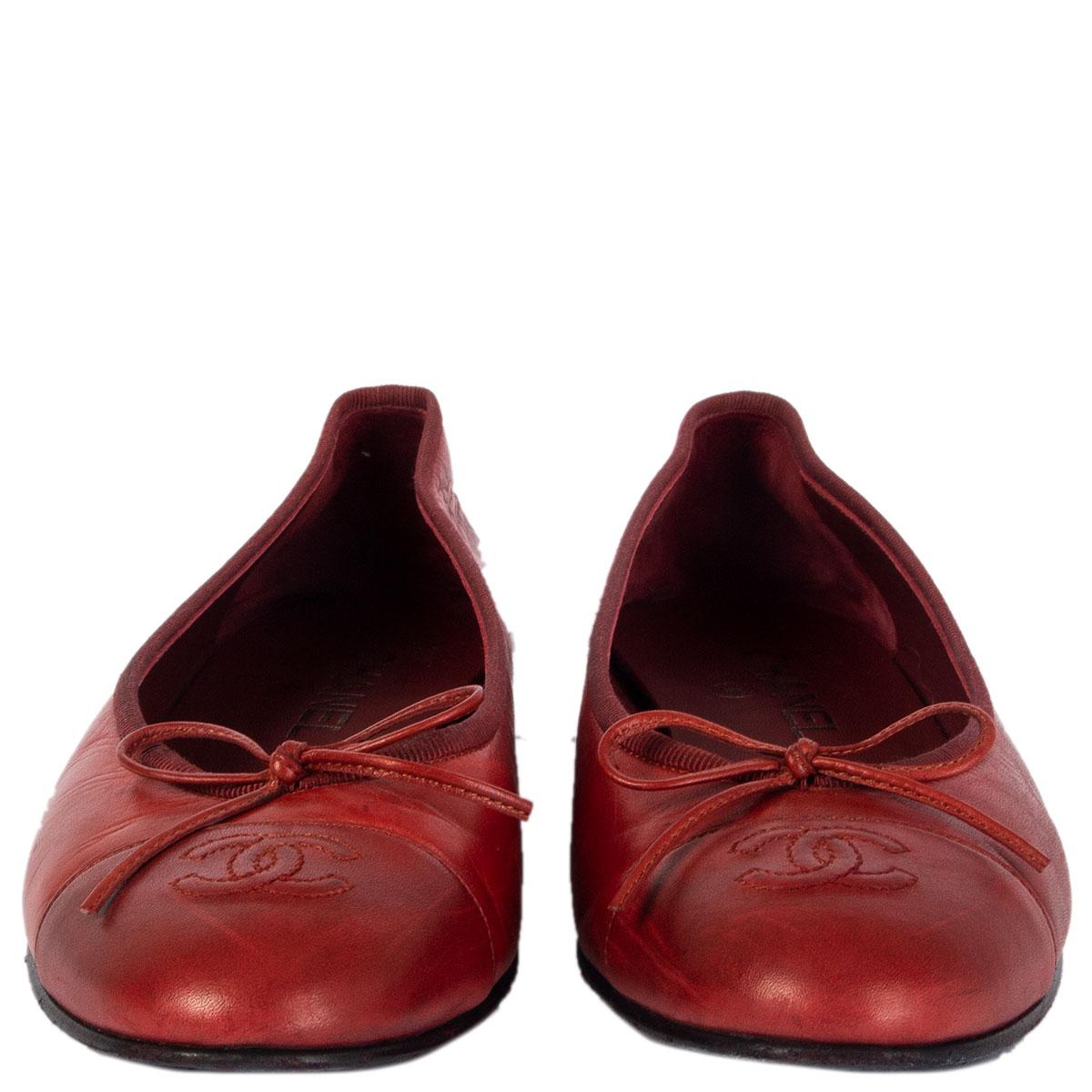 100% authentic Chanel classic ballet flats in brick red lambskin with faux patina. Have been worn and are in excellent condition.  

Imprinted Size	39
Shoe Size	39
Inside Sole	25.5cm (9.9in)
Width	8cm (3.1in)
Heel	1.5cm (0.6in)

All our listings