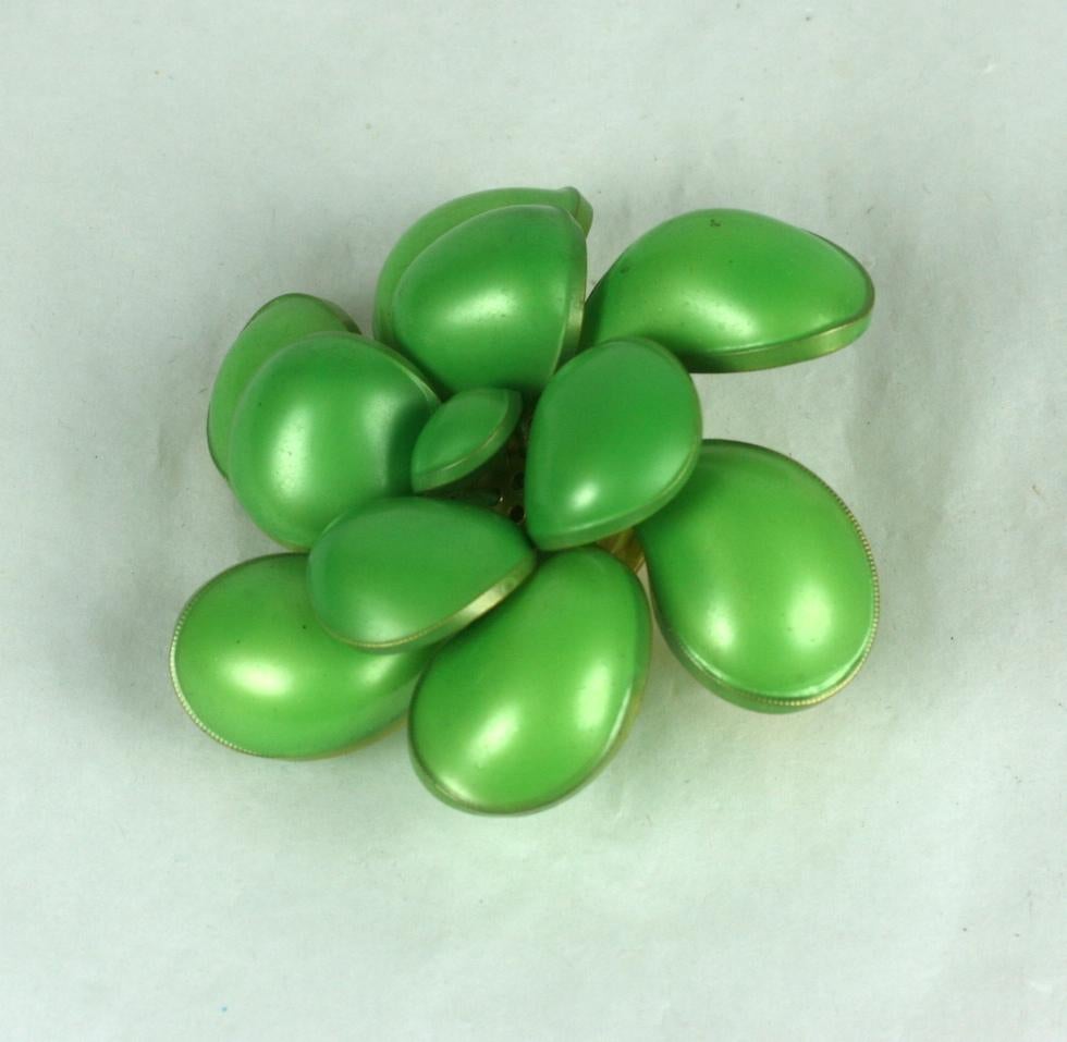 Moderno Maison Gripoix for Chanel Spilla con ciondolo a forma di camelia in madreperla color lime brillante in vendita