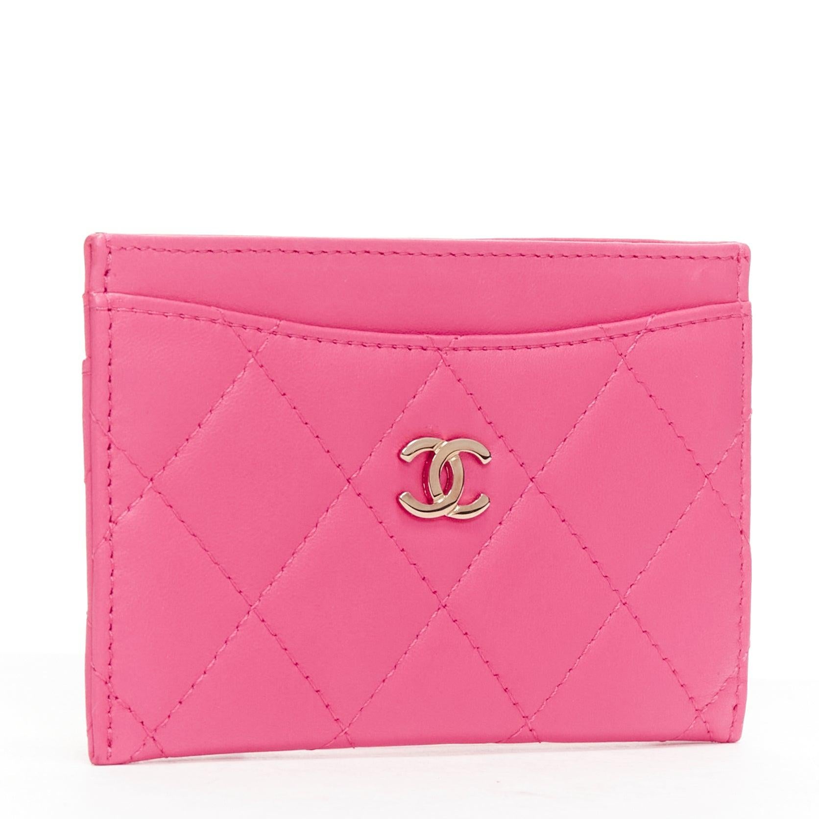 CHANEL bright pink smooth leather CC logo quilted cardholder In Excellent Condition For Sale In Hong Kong, NT