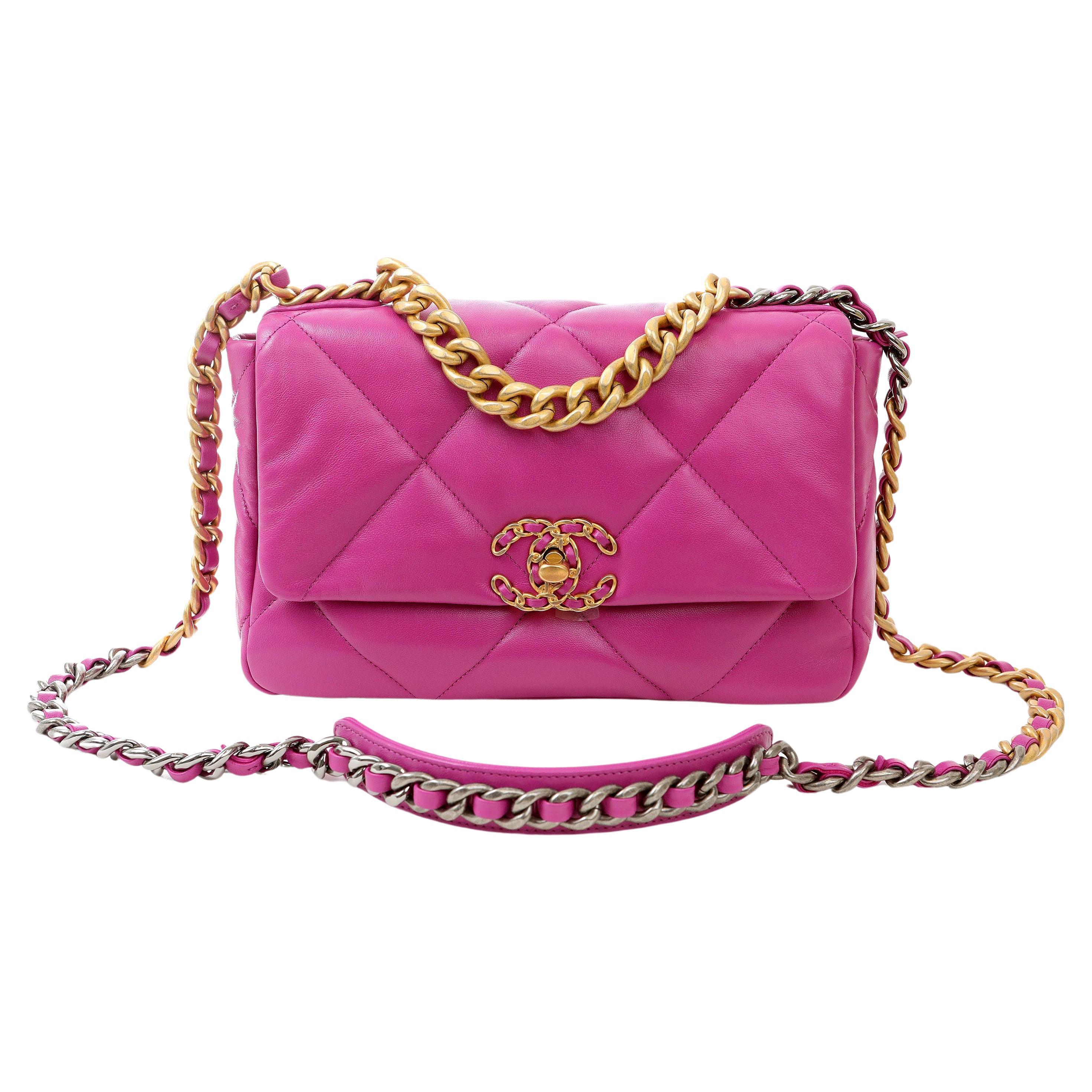 Chanel Petit sac 19 en cuir d'agneau violet vif avec accessoires métalliques mélangés