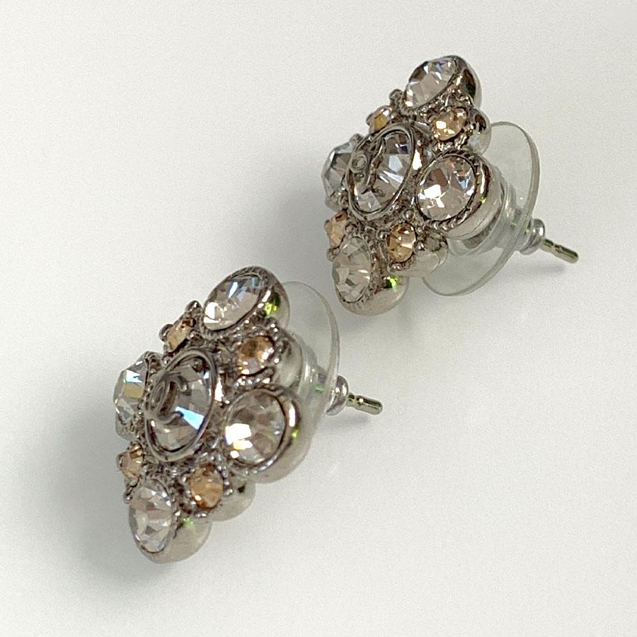 Chanel stud earrings, square shape, set with white and yellow Swarovski brilliant . A small silver CC is affixed to the central rhinestones of each loop. They come from the autumn-winter 2012 collection. Made In France.
These earrings are new, never