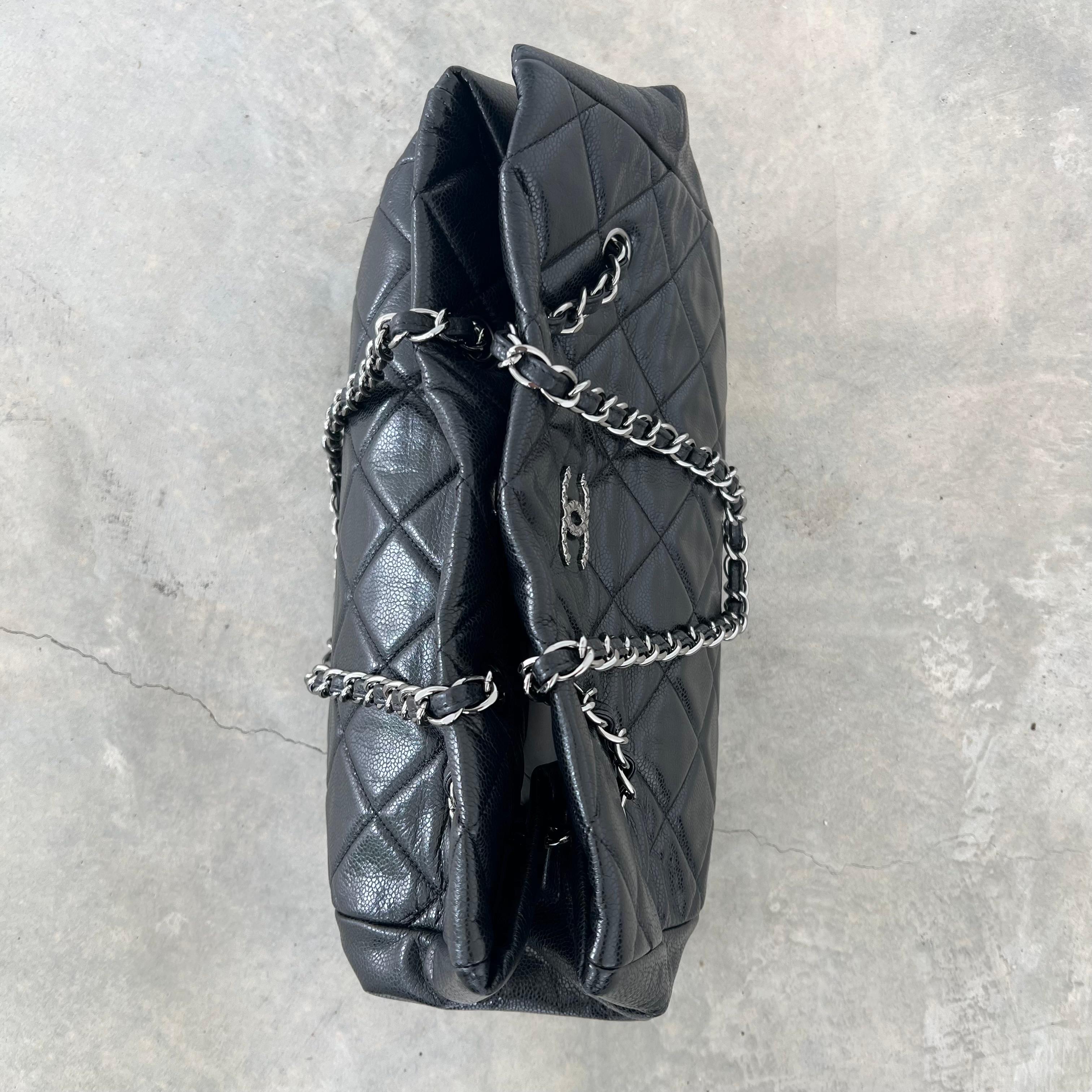 Diese schwarze, gesteppte Tote/Umhängetasche von Chanel aus Kaviarleder mit der für das Haus charakteristischen Rautensteppung ist eine gelungene Mischung aus Schärfe und Eleganz. Die geschmeidige, bequeme Silhouette bietet eine moderne