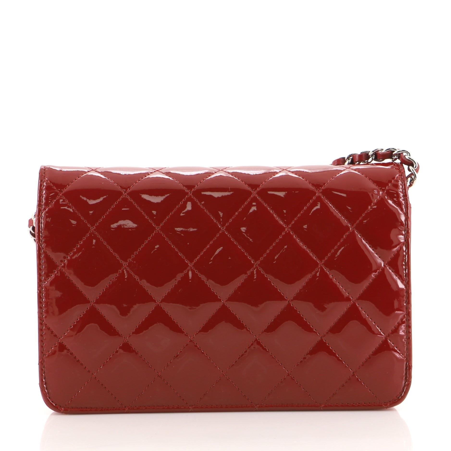 Chanel Brillant Brieftasche an Kette Gestepptes Lackleder im Zustand „Gut“ in NY, NY